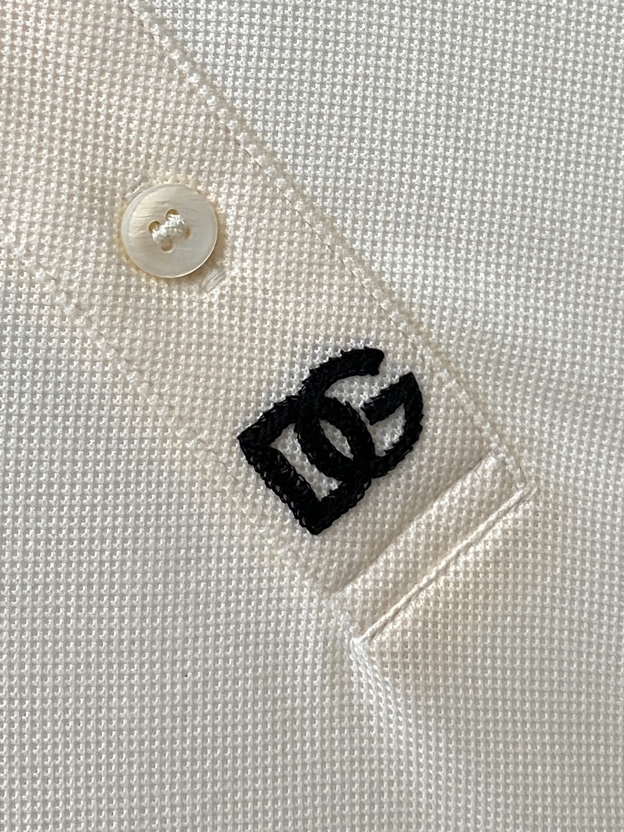 DG、2026新品短袖T恤，帅气时尚，胸口精致刺绣字母logo，简约百搭款。面料棉 不仅挺括，保持潮流的