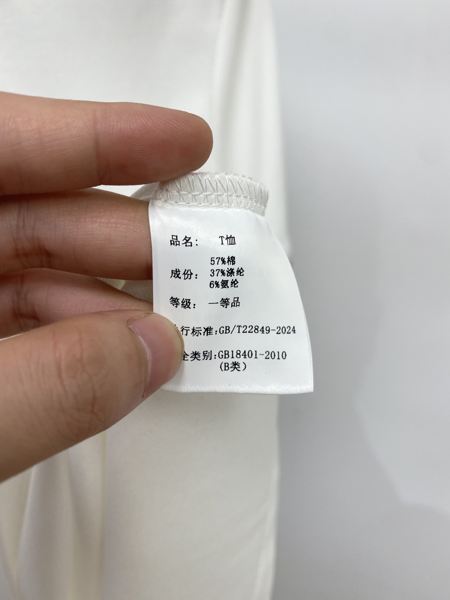 古奇、2026新品短袖T恤，帅气时尚，胸前精致刺绣字母logo，简约百搭款。面料棉 不仅挺括，保持潮流的