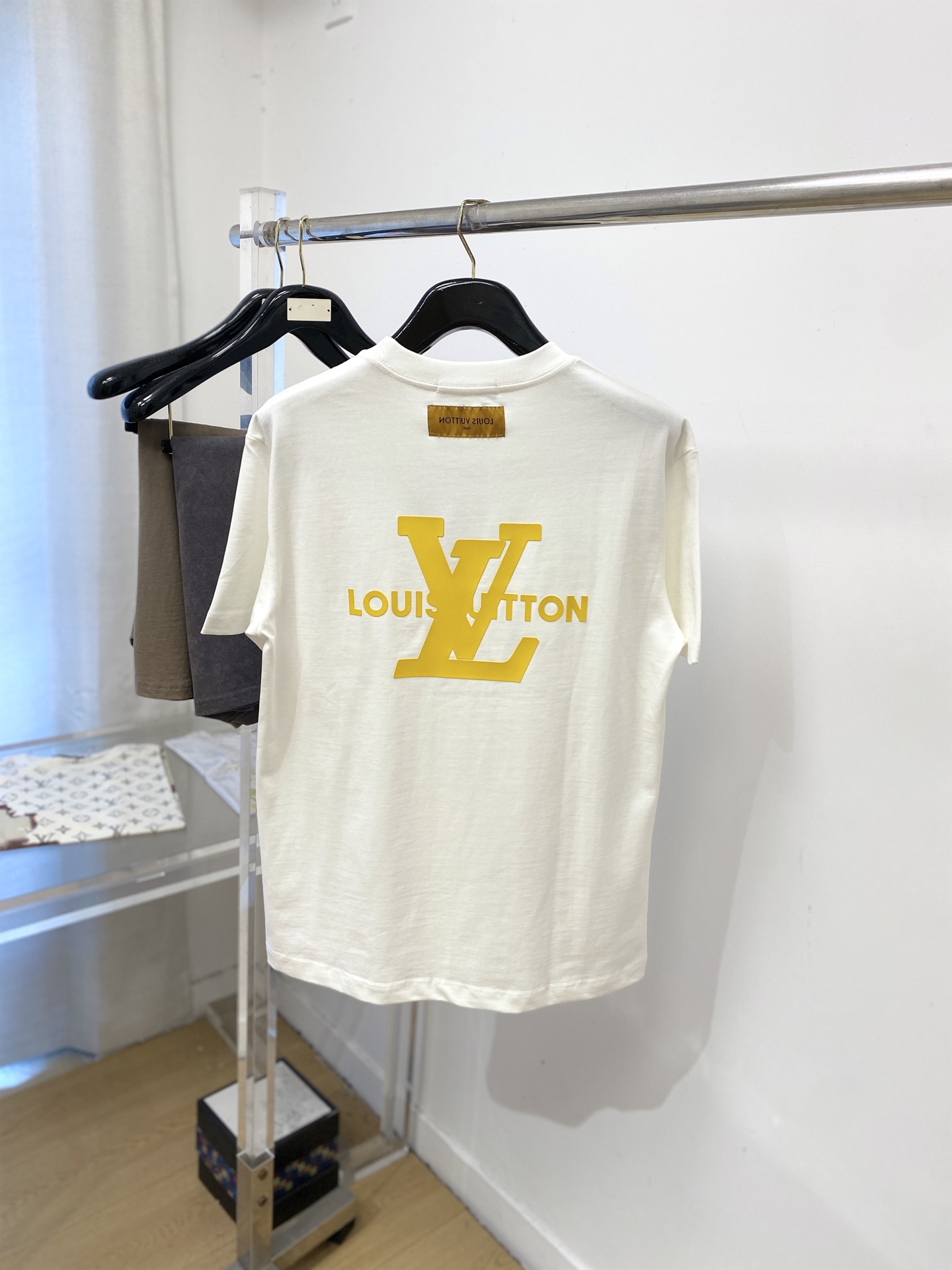 路易威登、2026新品短袖T恤，帅气时尚，胸前顶级印胶字母logo，简约百搭款。面料棉 不仅挺括，保持潮