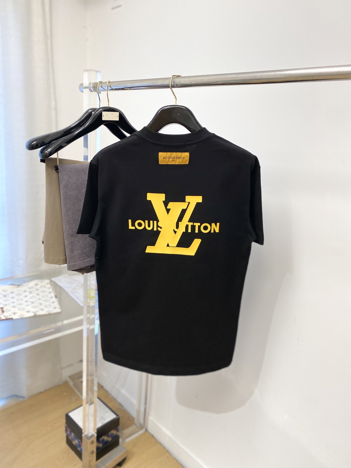 路易威登、2026新品短袖T恤，帅气时尚，胸前顶级印胶字母logo，简约百搭款。面料棉 不仅挺括，保持潮
