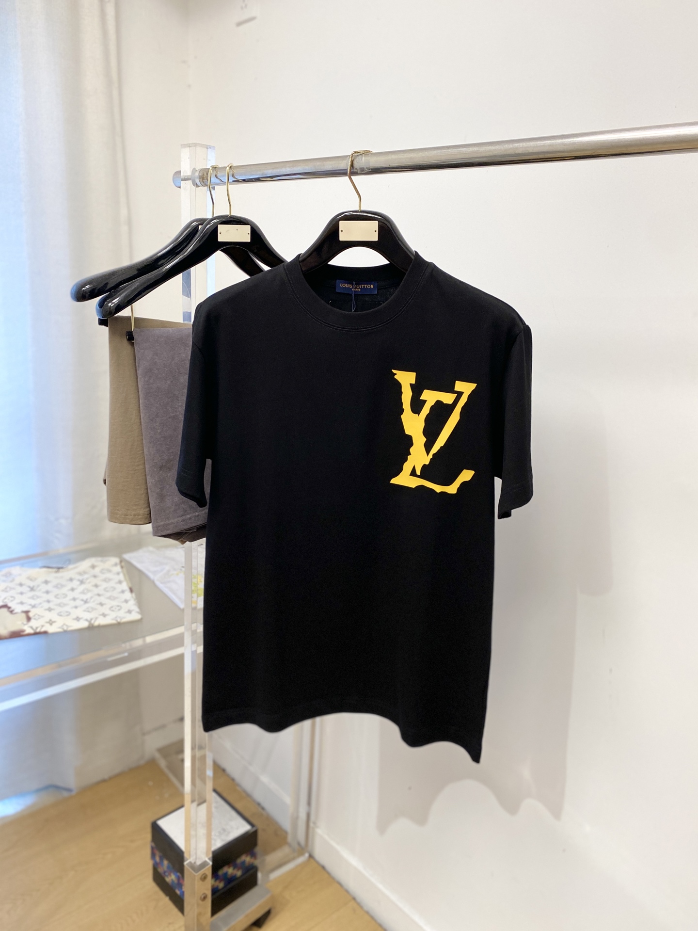 路易威登、2026新品短袖T恤，帅气时尚，胸前顶级印胶字母logo，简约百搭款。面料棉 不仅挺括，保持潮