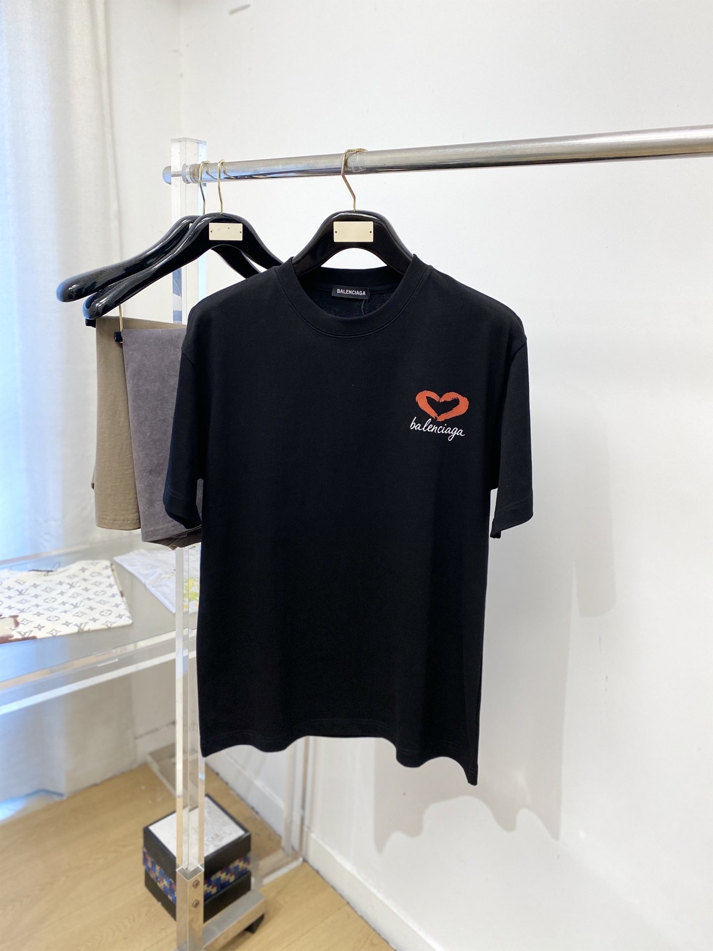 NO:874977,Balenciaga, 2026 new short-sleeved T-shirt, handsome and fashionable, top-notch printed letter logo on the chest, simple and versatile. The fabric cotton is not only crisp and maintains the trendy silhouette, but also comfortable to wear, and the yarn is more delicate. Size M-2XL, balenciaga, T-shirt, tees, t-shirt,19860909巴黎世家、2026新品短袖T恤,帅气时尚,胸前顶级印胶印花图案字母logo,简约百搭款.面料棉 不仅挺括,保持潮流的廓形,又穿着舒适,纱织更细腻,码数M-2XL,,balenciaga,T-shirt,tees，t-shirt,,Men's clothing