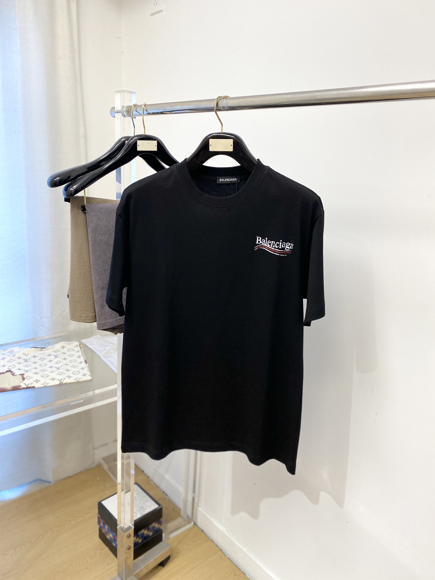 NO:874985,Balenciaga, 2026 new short-sleeved T-shirt, handsome and fashionable, top-notch printed letter logo on the chest, simple and versatile. The fabric cotton is not only crisp and maintains the trendy silhouette, but also comfortable to wear, and the yarn is more delicate. Size M-2XL, balenciaga, T-shirt, tees, t-shirt,19860909巴黎世家、2026新品短袖T恤,帅气时尚,胸前顶级印花字母logo,简约百搭款.面料棉 不仅挺括,保持潮流的廓形,又穿着舒适,纱织更细腻,码数M-2XL,,balenciaga,T-shirt,tees，t-shirt,,Men's clothing
