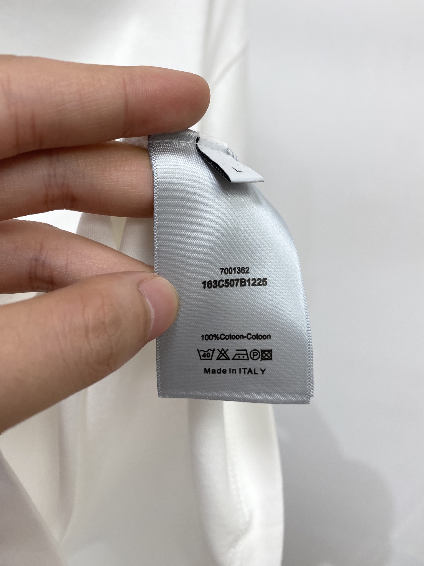 迪奥、2026新品短袖T恤，帅气时尚，胸前精致刺绣字母logo，简约百搭款。面料棉 不仅挺括，保持潮流的