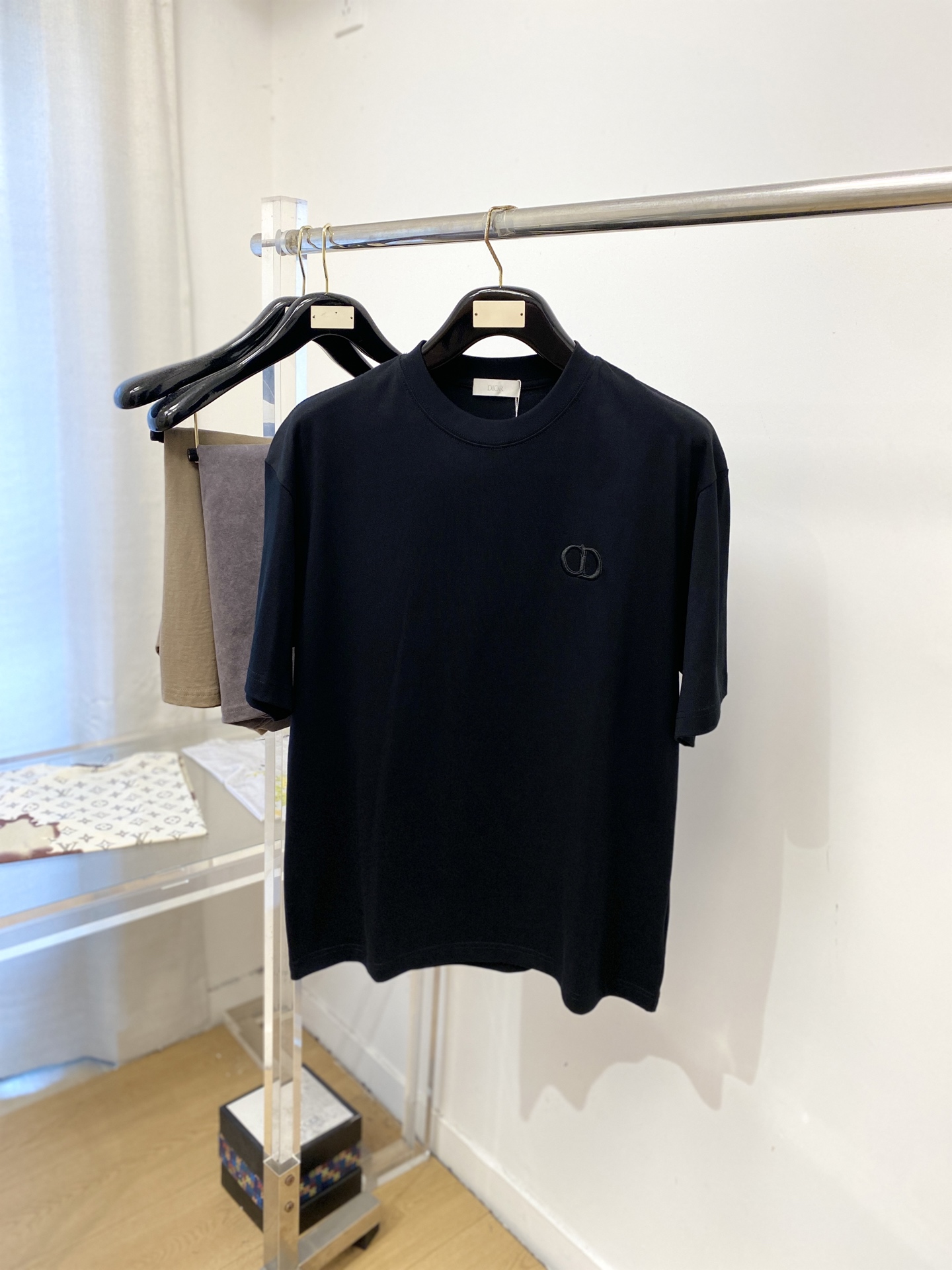 NO:874993,Dior, 2026 new short-sleeved T-shirt, handsome and fashionable, with exquisite embroidered letter logo on the chest, simple and versatile. The fabric cotton is not only crisp and maintains the trendy silhouette, but also comfortable to wear, and the yarn is more delicate. Size M-2XL, dior, T-shirt, tees, t-shirt,19860909迪奥、2026新品短袖T恤,帅气时尚,胸前精致刺绣字母logo,简约百搭款.面料棉 不仅挺括,保持潮流的廓形,又穿着舒适,纱织更细腻,码数M-2XL,,dior,T-shirt,tees，t-shirt,,Men's clothing