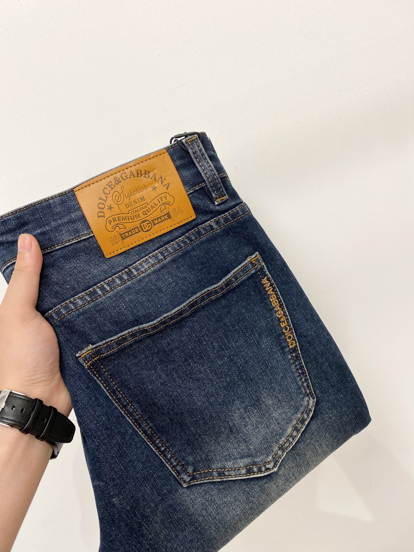 NO:874964,DG, 2026 latest products, available at counters at the same time, original goods, washed casual jeans, imported original washed stretch fabrics, comfortable and elastic, original hardware accessories decorated with logo, super correct version, extremely high grade, counter quality, fashionable and stylish upper body, code number 29-38,,jeans,19860909DG、2026最新品,专柜同步有售,原单狠货,水洗休闲牛仔裤,进口原版水洗弹力面料,舒适有弹性,原版五金辅料装饰logo,版型超正,档次极高,专柜品质,上身时尚有型,码数29-38,,jeans,,Men's clothing