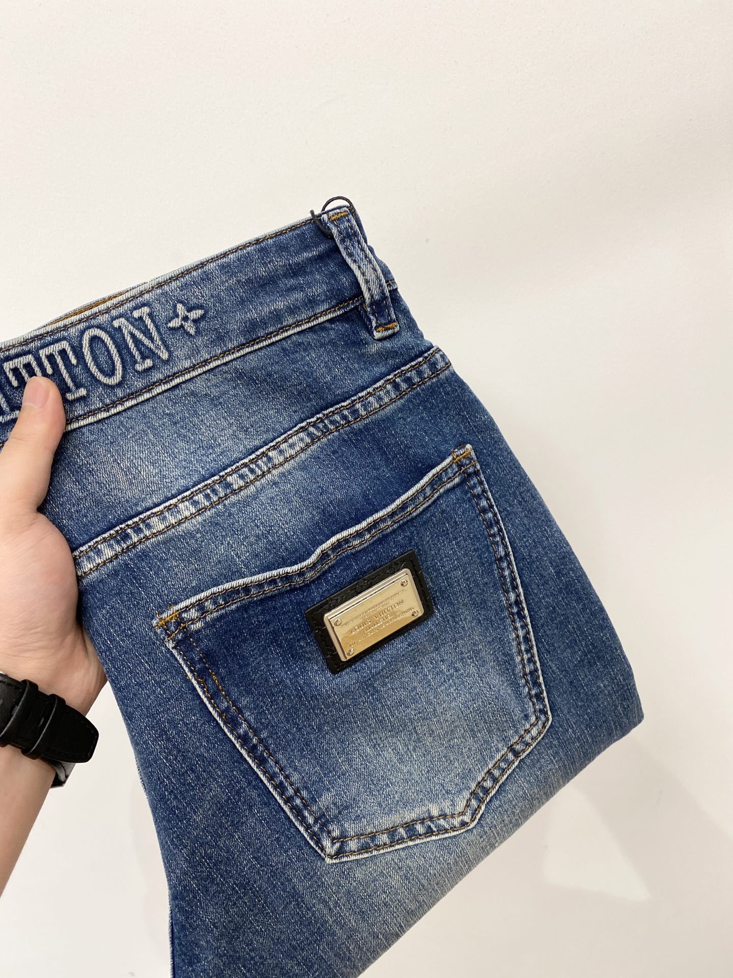 NO:874971,LV, 2026 latest products, available at counters simultaneously, original goods, washed casual jeans, imported original washed stretch fabrics, comfortable and elastic, original hardware accessories decorated with logo, super correct version, extremely high grade, counter quality, fashionable and stylish upper body, code number 29-38,, louis vuitton, jeans,19860909LV、2026最新品,专柜同步有售,原单狠货,水洗休闲牛仔裤,进口原版水洗弹力面料,舒适有弹性,原版五金辅料装饰logo,版型超正,档次极高,专柜品质,上身时尚有型,码数29-38,,louis vuitton,jeans,,Men's clothing