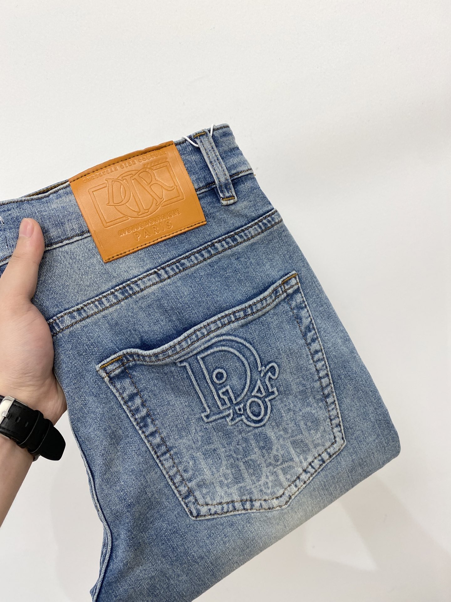 NO:874978,Dior, 2026 latest products, available at counters simultaneously, original goods, washed casual jeans, imported original washed stretch fabrics, comfortable and elastic, original hardware accessories decorated with logo, super correct version, extremely high grade, counter quality, fashionable and stylish upper body, code number 29-38,, dior, jeans,19860909迪奥、2026最新品,专柜同步有售,原单狠货,水洗休闲牛仔裤,进口原版水洗弹力面料,舒适有弹性,原版五金辅料装饰logo,版型超正,档次极高,专柜品质,上身时尚有型,码数29-38,,dior,jeans,,Men's clothing