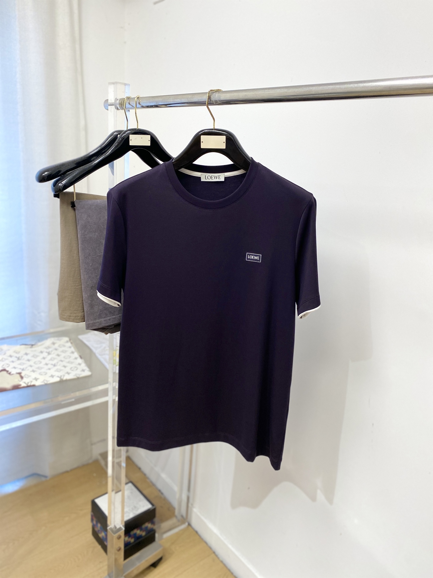 NO:874986,Loewe, 2026 new short-sleeved T-shirt, handsome and fashionable, with exquisite embroidered letter logo on the chest, simple and versatile. The fabric cotton is not only crisp and maintains the trendy silhouette, but also comfortable to wear, and the yarn is more delicate. Size M-3XL,, loewe, T-shirt, tees, t-shirt,19860909罗意威、2026新品短袖T恤,帅气时尚,胸前精致刺绣字母logo,简约百搭款.面料棉 不仅挺括,保持潮流的廓形,又穿着舒适,纱织更细腻,码数M-3XL,,loewe,T-shirt,tees，t-shirt,,Men's clothing