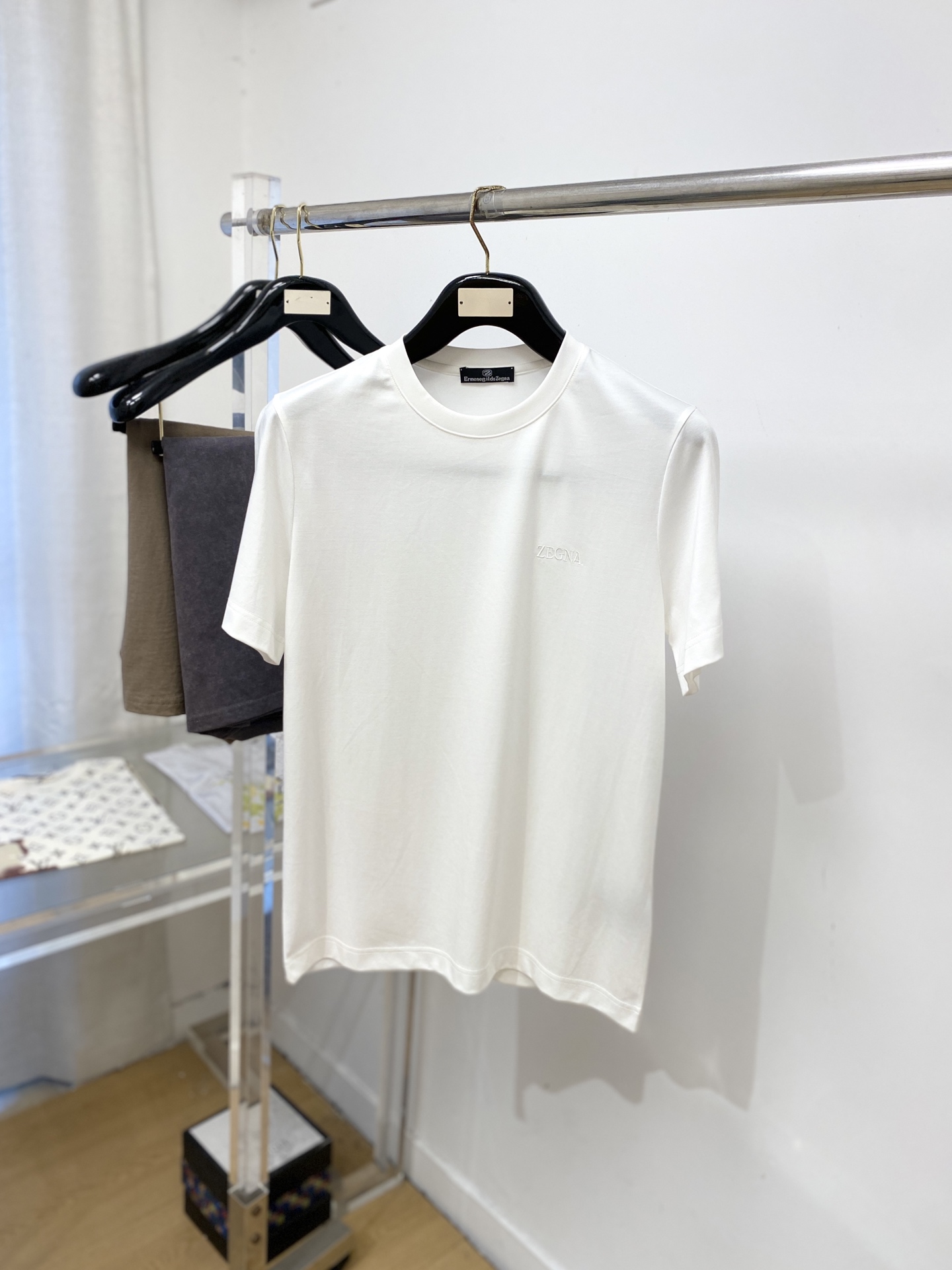 NO:875009,Zegna, 2026 new short-sleeved T-shirt, handsome and fashionable, with exquisite embroidered letter logo on the chest, simple and versatile. The fabric cotton is not only crisp and maintains the trendy silhouette, but also comfortable to wear, and the yarn is more delicate. Size M-3XL,,zegna,T-shirt,tees,t-shirt,19860909杰尼亚、2026新品短袖T恤,帅气时尚,胸前精致刺绣字母logo,简约百搭款.面料棉 不仅挺括,保持潮流的廓形,又穿着舒适,纱织更细腻,码数M-3XL,,zegna,T-shirt,tees，t-shirt,,Men's clothing