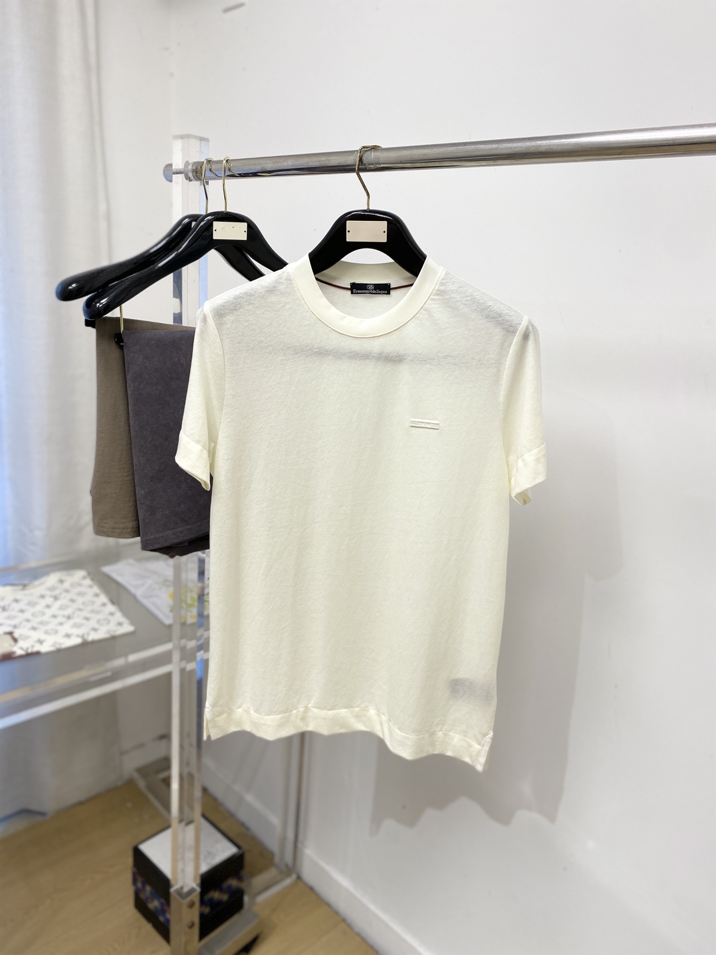 NO:875016,Zegna, 2026 new short-sleeved T-shirt, handsome and fashionable, with exquisite embroidered logo on the chest, simple and versatile. The fabric cotton is not only crisp and maintains the trendy silhouette, but also comfortable to wear, and the yarn is more delicate. Size M-3XL,,zegna,T-shirt,tees,t-shirt,19860909杰尼亚、2026新品短袖T恤,帅气时尚,胸前精致刺绣图案logo,简约百搭款.面料棉 不仅挺括,保持潮流的廓形,又穿着舒适,纱织更细腻,码数M-3XL,,zegna,T-shirt,tees，t-shirt,,Men's clothing