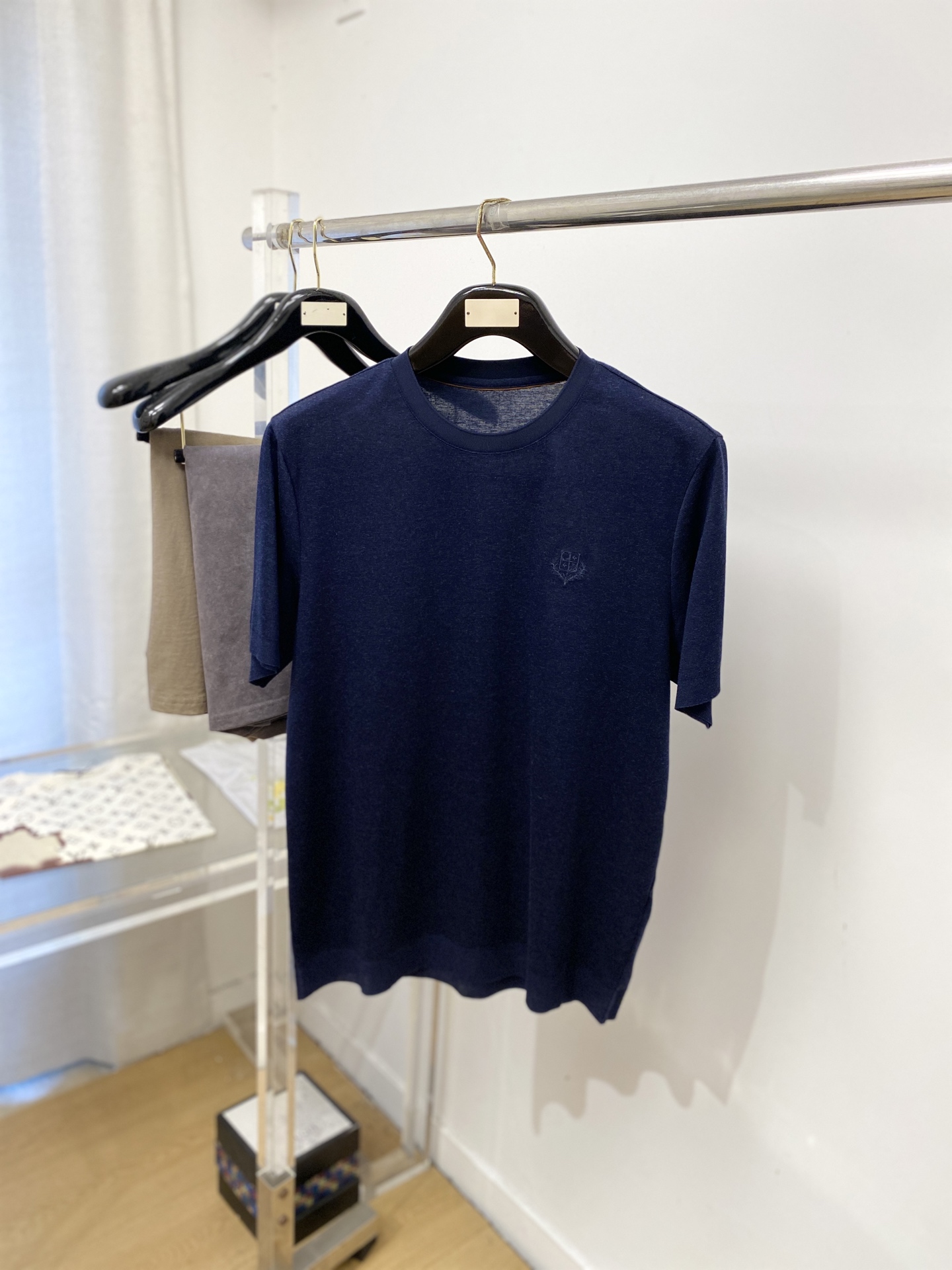 Loro Piana、2026新品短袖T恤，帅气时尚，胸前精致刺绣图案logo，简约百搭款。面料棉 不仅