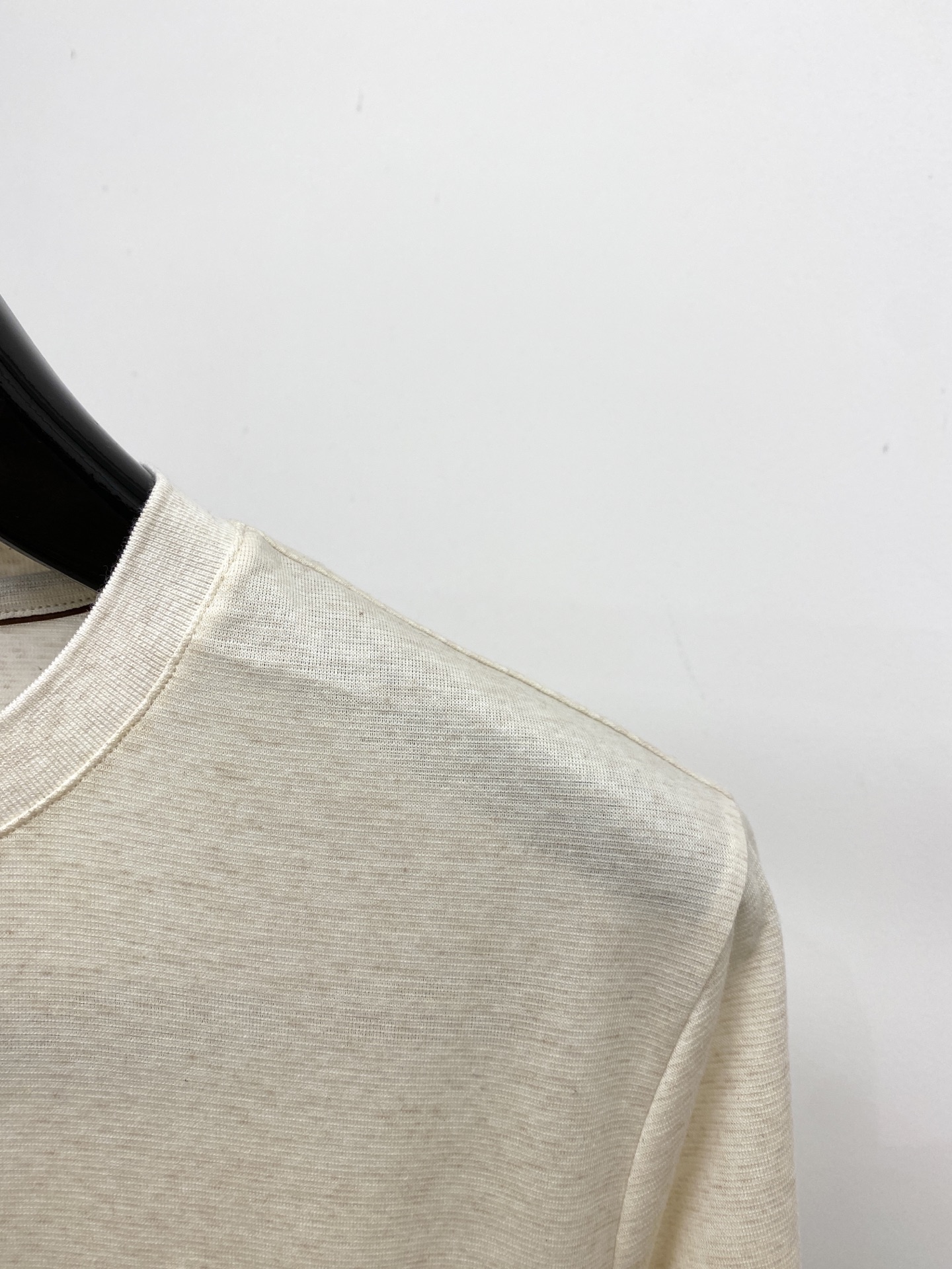 Loro Piana、2026新品短袖T恤，帅气时尚，胸前精致刺绣图案logo，简约百搭款。面料棉 不仅