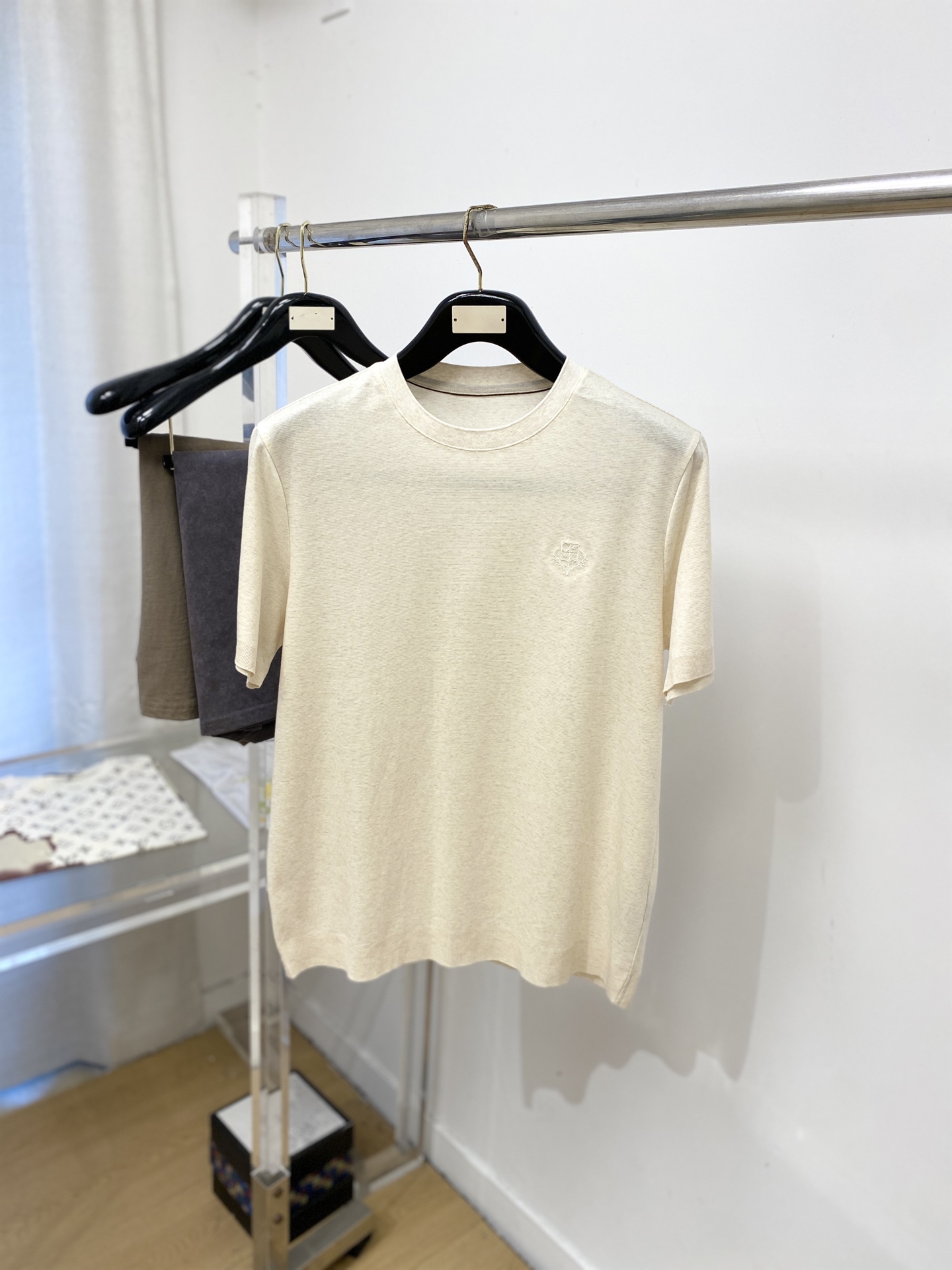 NO:875023,LP, 2026 new short-sleeved T-shirt, handsome and fashionable, with exquisite embroidered logo on the chest, simple and versatile. The fabric cotton is not only crisp and maintains the trendy silhouette, but also comfortable to wear, and the yarn is more delicate. Size M-3XL, loro piana, T-shirt, tees, t-shirt,19860909LP、2026新品短袖T恤,帅气时尚,胸前精致刺绣图案logo,简约百搭款.面料棉 不仅挺括,保持潮流的廓形,又穿着舒适,纱织更细腻,码数M-3XL,,loro piana,T-shirt,tees，t-shirt,,Men's clothing