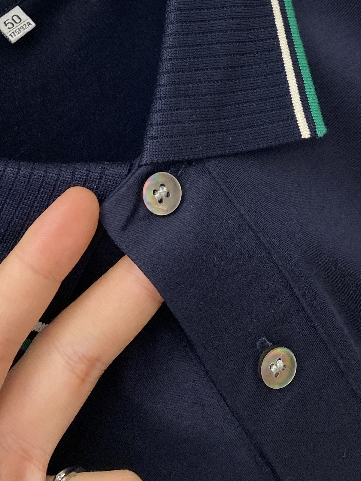 ￼Kiton、2026新品短袖T恤，帅气时尚，胸前精致刺绣字母logo，简约百搭款。面料棉 不仅挺括，保