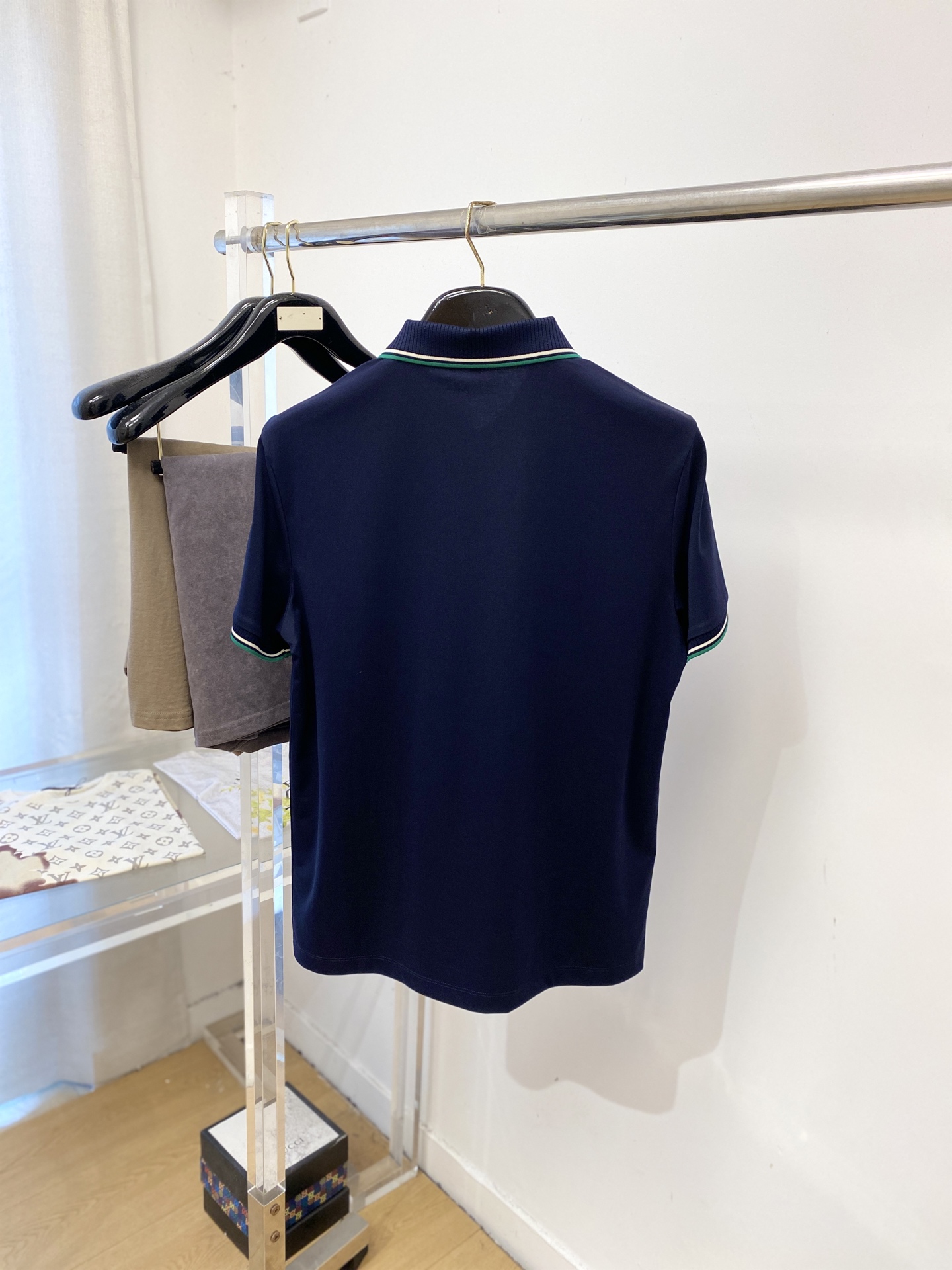￼Kiton、2026新品短袖T恤，帅气时尚，胸前精致刺绣字母logo，简约百搭款。面料棉 不仅挺括，保