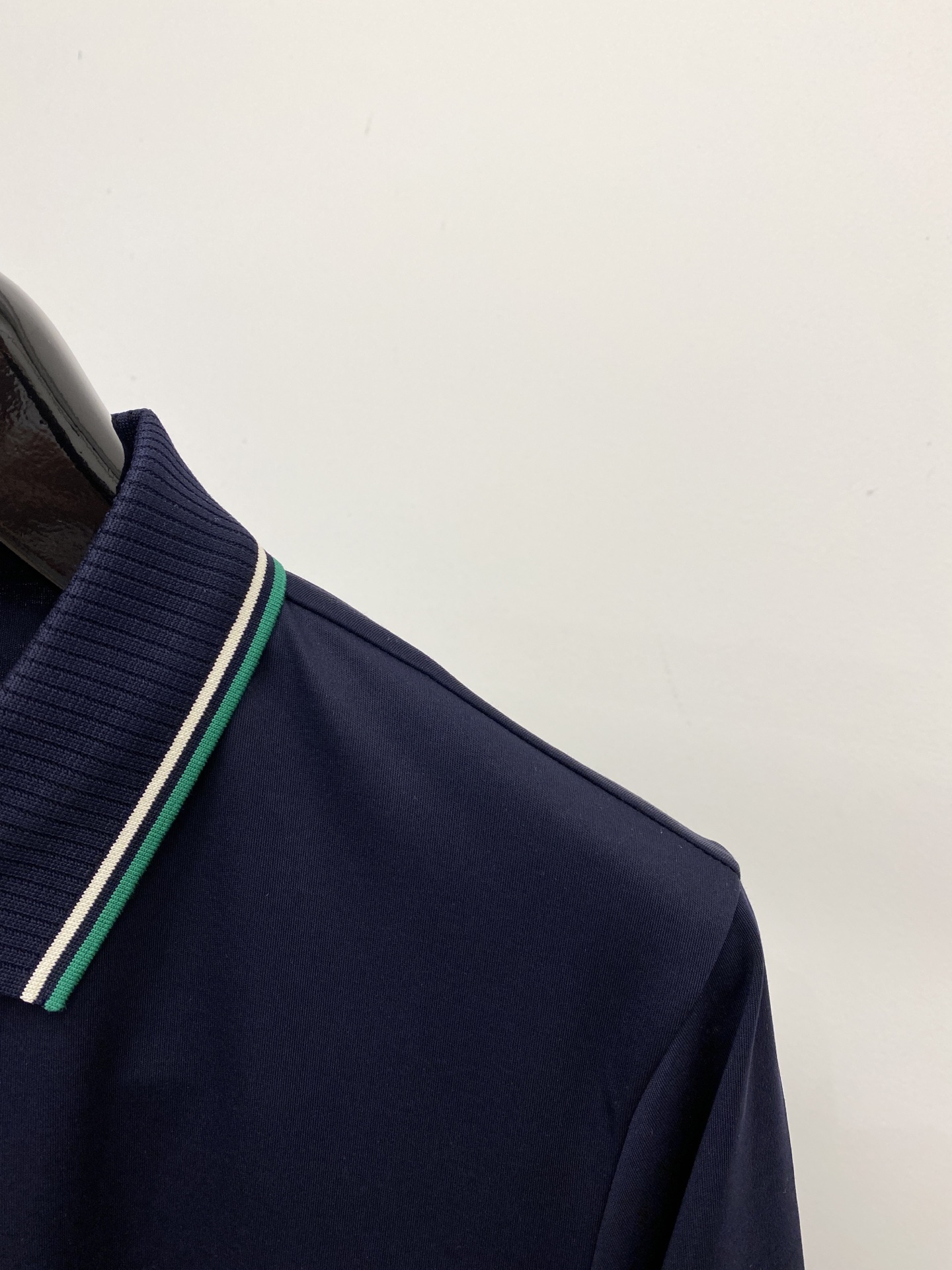 ￼Kiton、2026新品短袖T恤，帅气时尚，胸前精致刺绣字母logo，简约百搭款。面料棉 不仅挺括，保