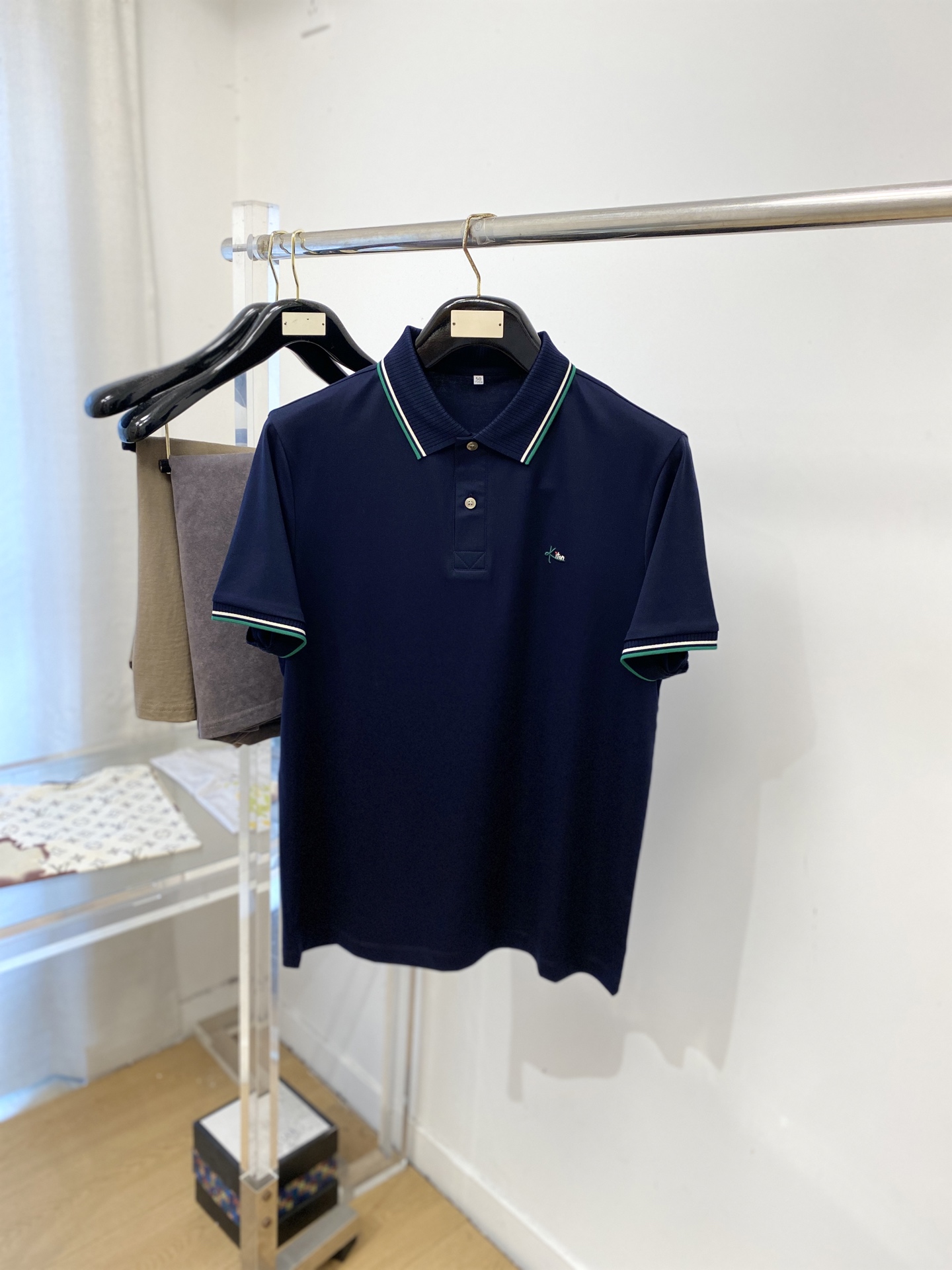 ￼Kiton、2026新品短袖T恤，帅气时尚，胸前精致刺绣字母logo，简约百搭款。面料棉 不仅挺括，保