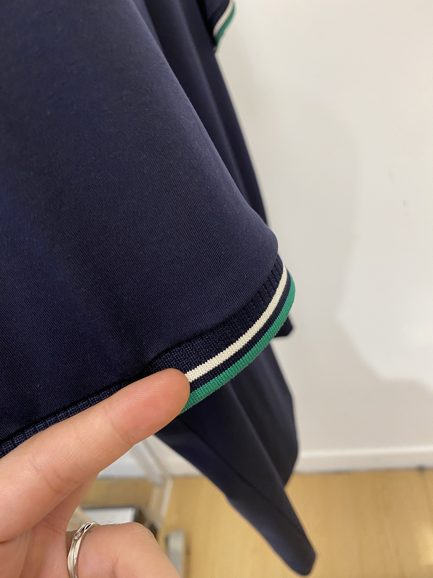 ￼Kiton、2026新品短袖T恤，帅气时尚，胸前精致刺绣字母logo，简约百搭款。面料棉 不仅挺括，保