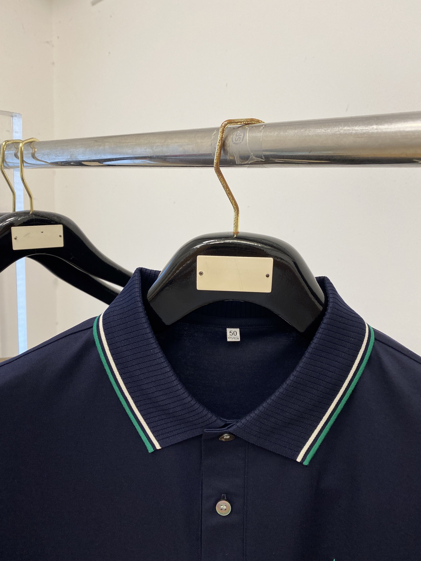 ￼Kiton、2026新品短袖T恤，帅气时尚，胸前精致刺绣字母logo，简约百搭款。面料棉 不仅挺括，保