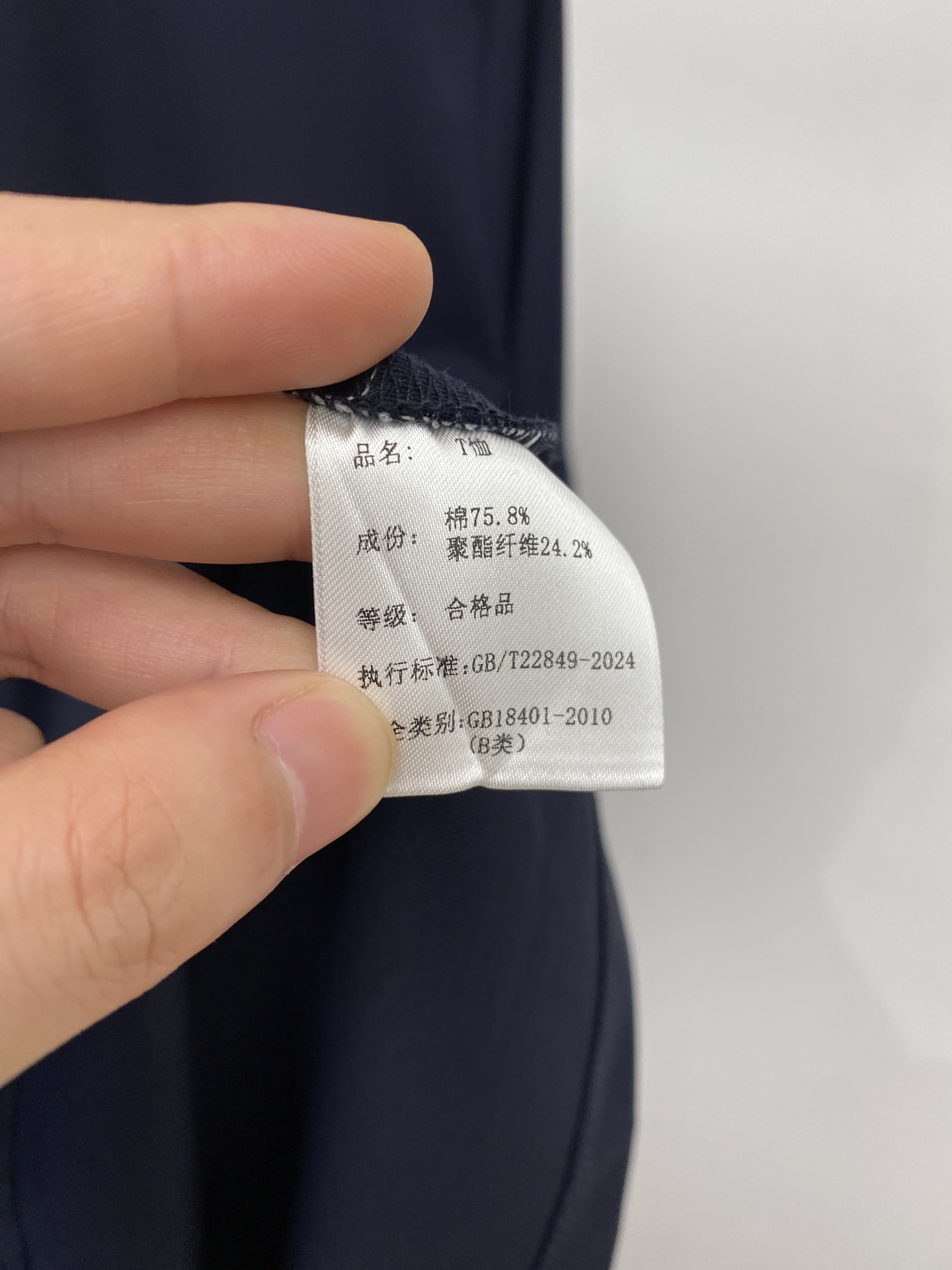 ￼Kiton、2026新品短袖T恤，帅气时尚，胸前精致刺绣字母logo，简约百搭款。面料棉 不仅挺括，保