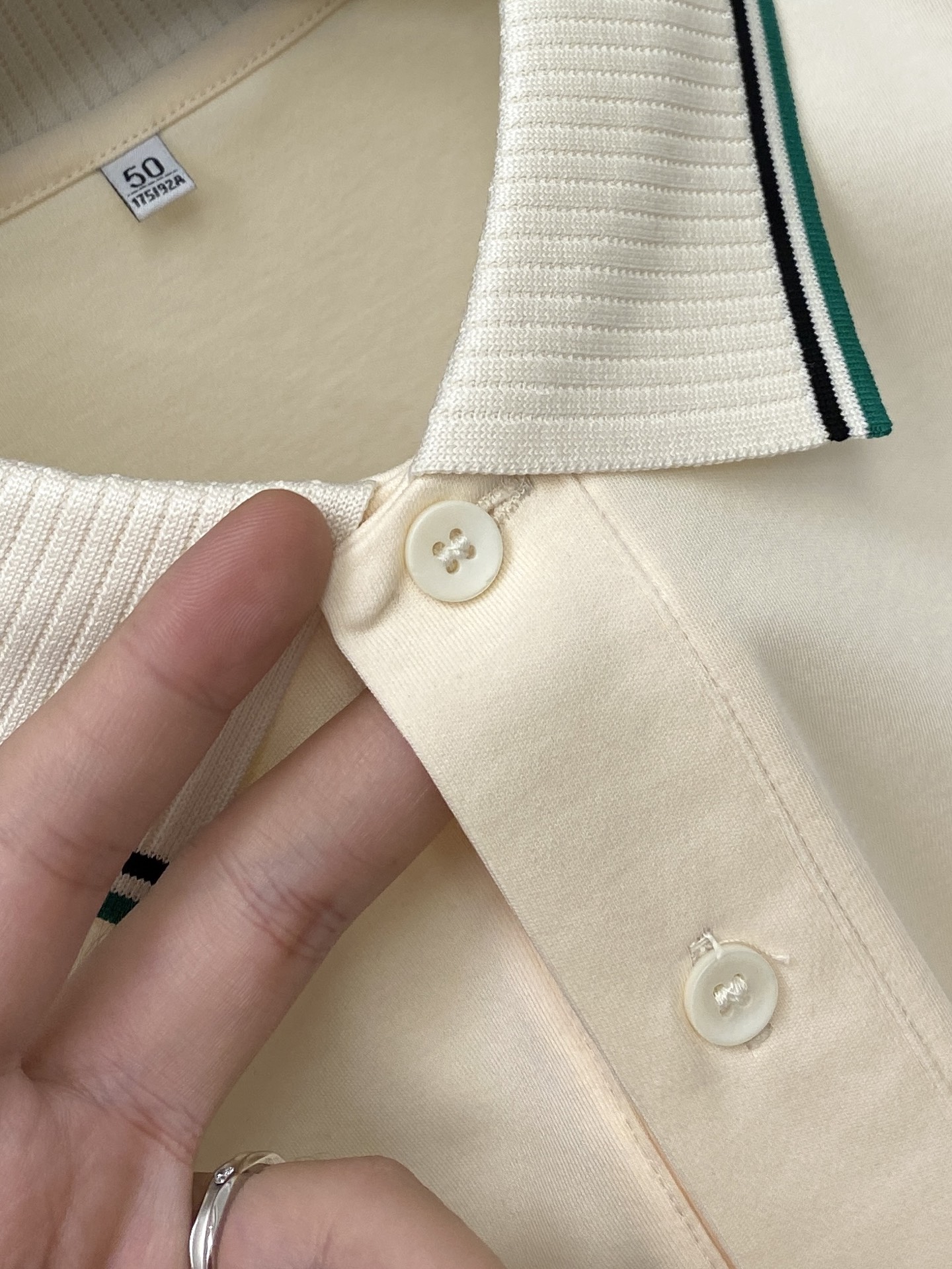 Kiton、2026新品短袖T恤，帅气时尚，胸前精致刺绣字母logo，简约百搭款。面料棉 不仅挺括，保持
