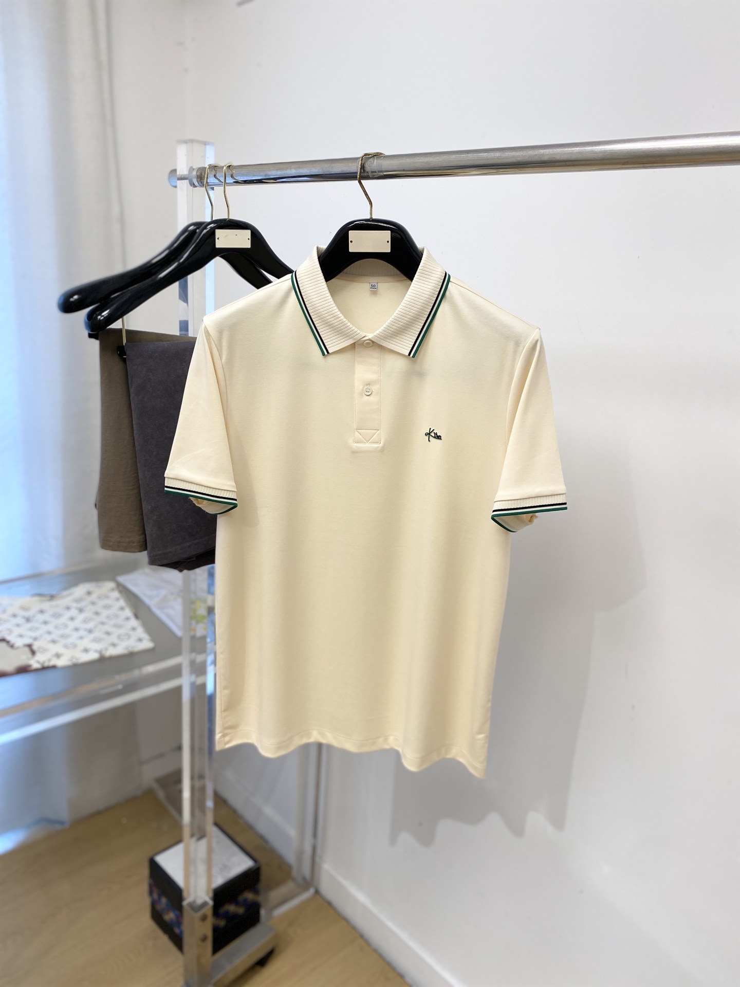 Kiton、2026新品短袖T恤，帅气时尚，胸前精致刺绣字母logo，简约百搭款。面料棉 不仅挺括，保持