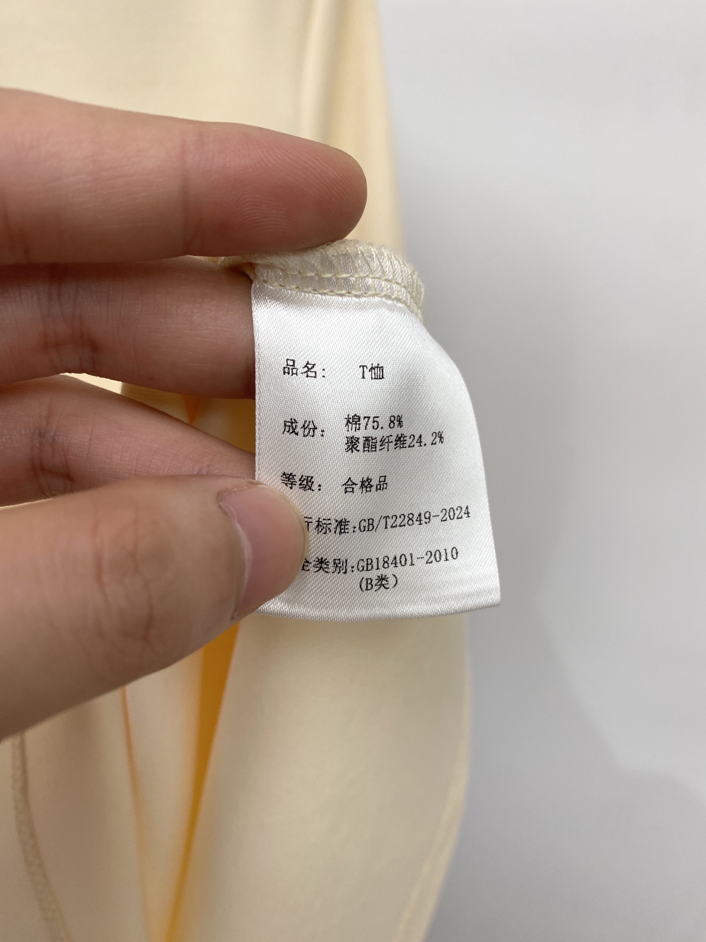 Kiton、2026新品短袖T恤，帅气时尚，胸前精致刺绣字母logo，简约百搭款。面料棉 不仅挺括，保持