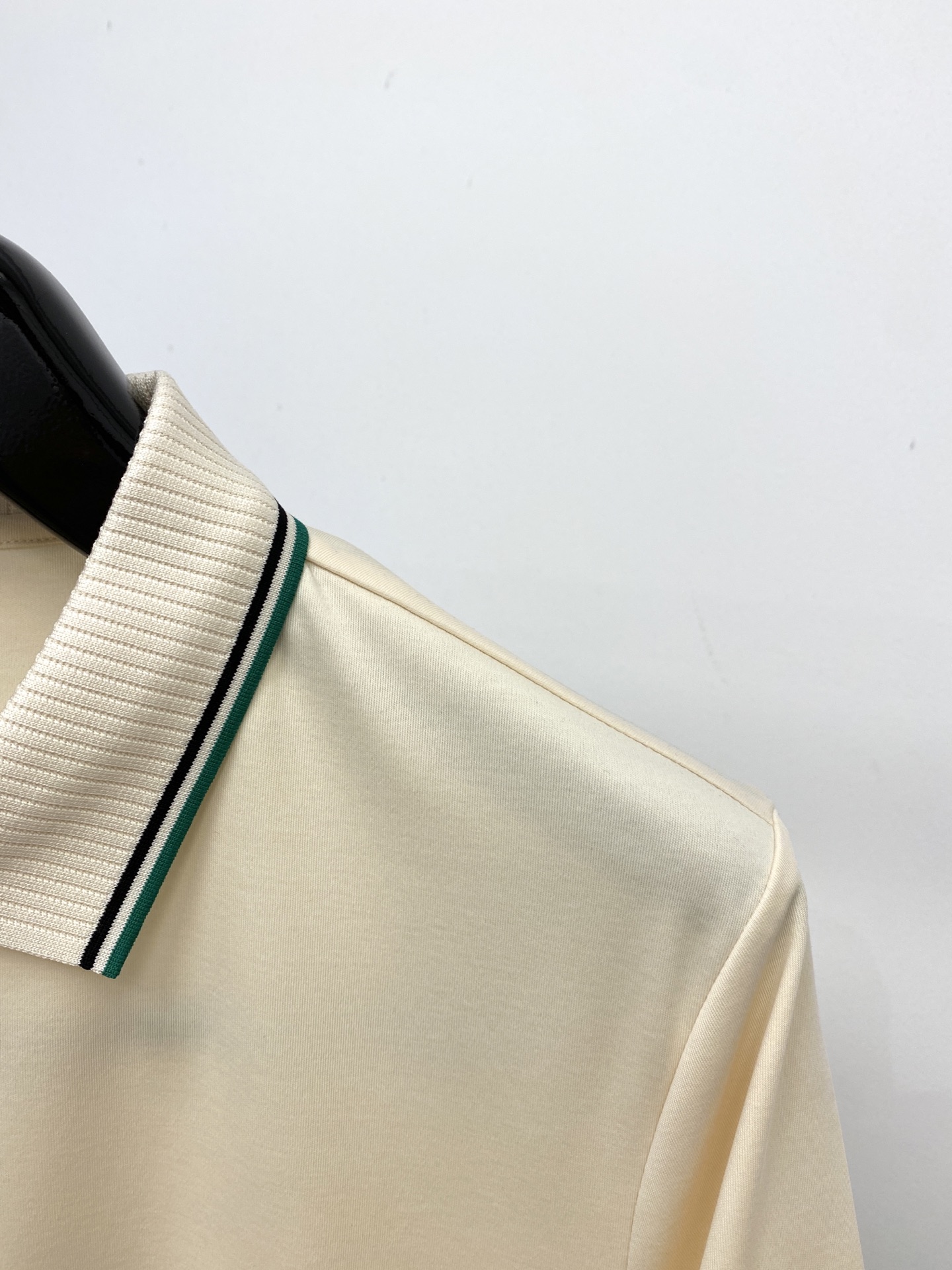 Kiton、2026新品短袖T恤，帅气时尚，胸前精致刺绣字母logo，简约百搭款。面料棉 不仅挺括，保持