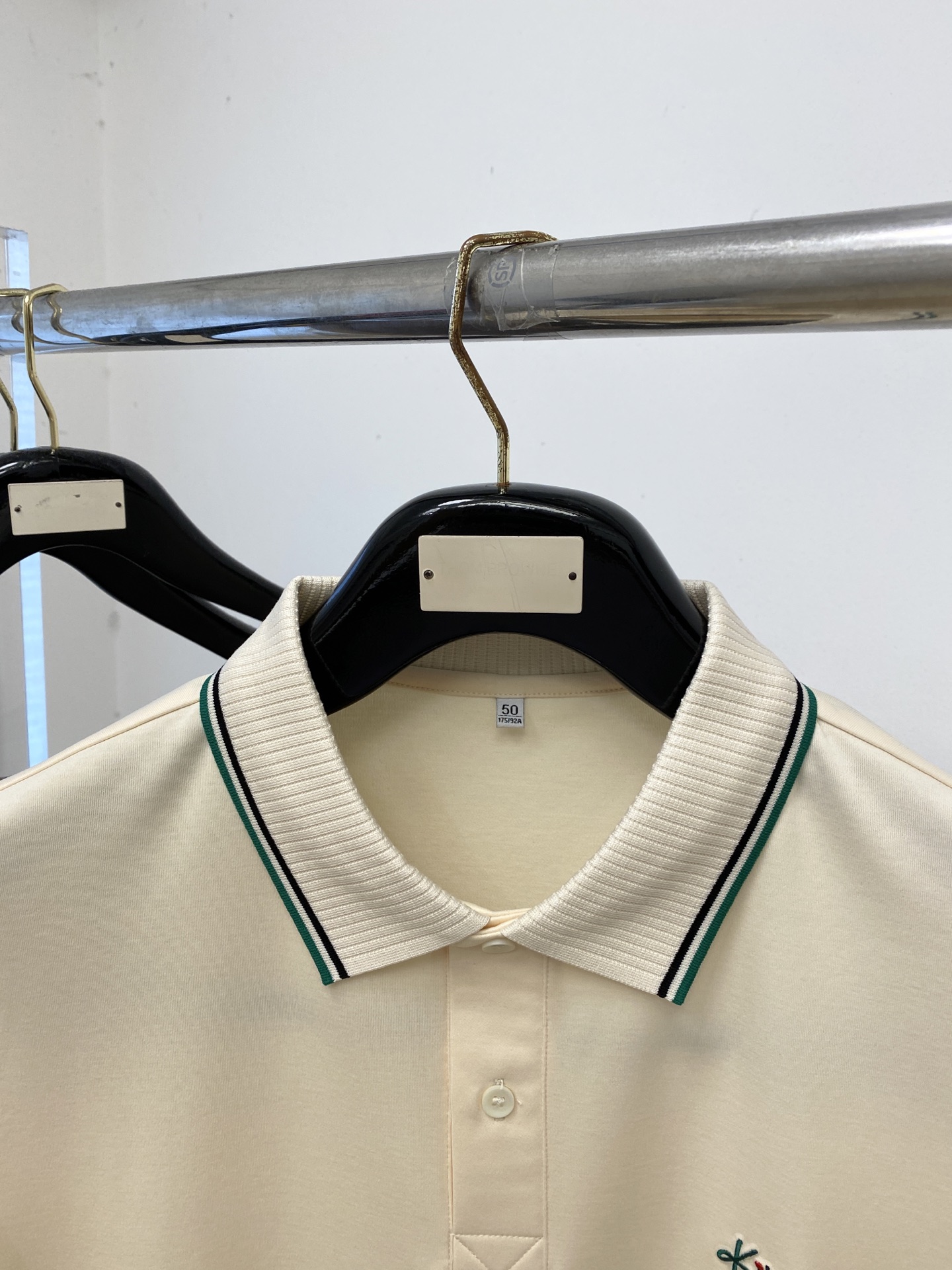 Kiton、2026新品短袖T恤，帅气时尚，胸前精致刺绣字母logo，简约百搭款。面料棉 不仅挺括，保持