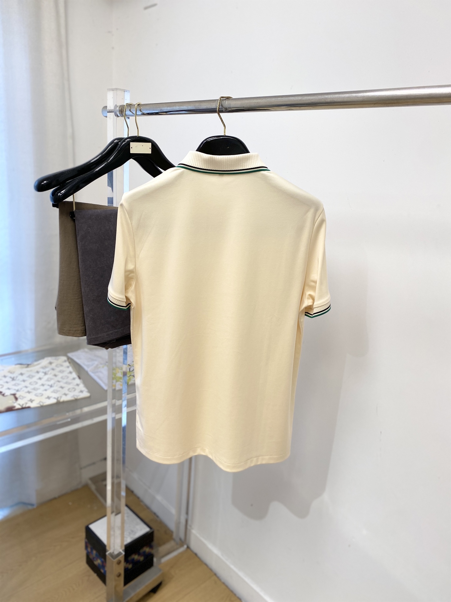 Kiton、2026新品短袖T恤，帅气时尚，胸前精致刺绣字母logo，简约百搭款。面料棉 不仅挺括，保持