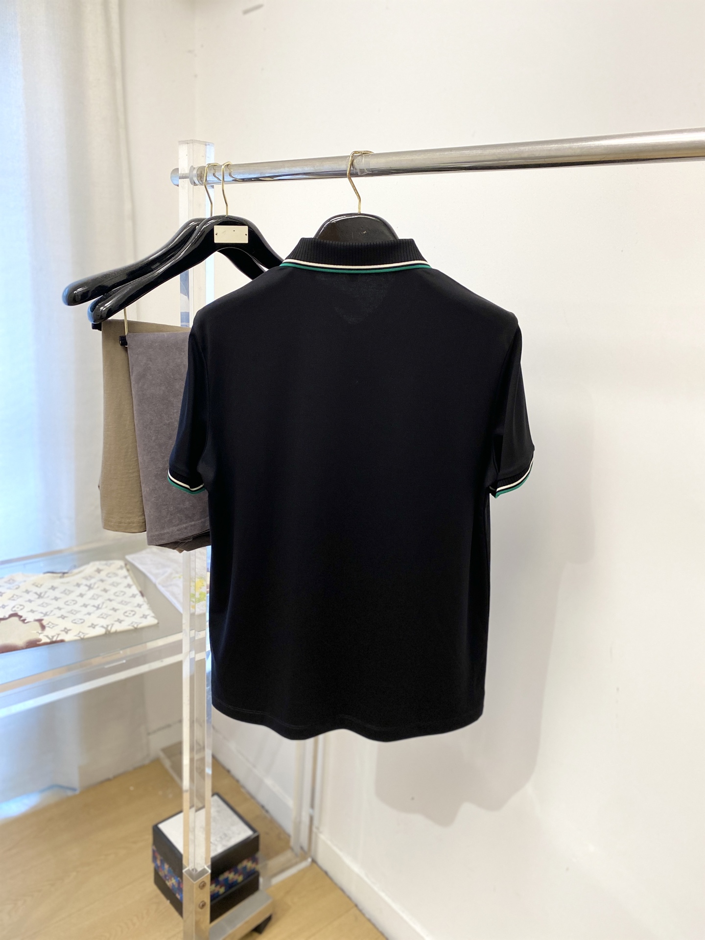 Kiton、2026新品短袖T恤，帅气时尚，胸前精致刺绣字母logo，简约百搭款。面料棉 不仅挺括，保持
