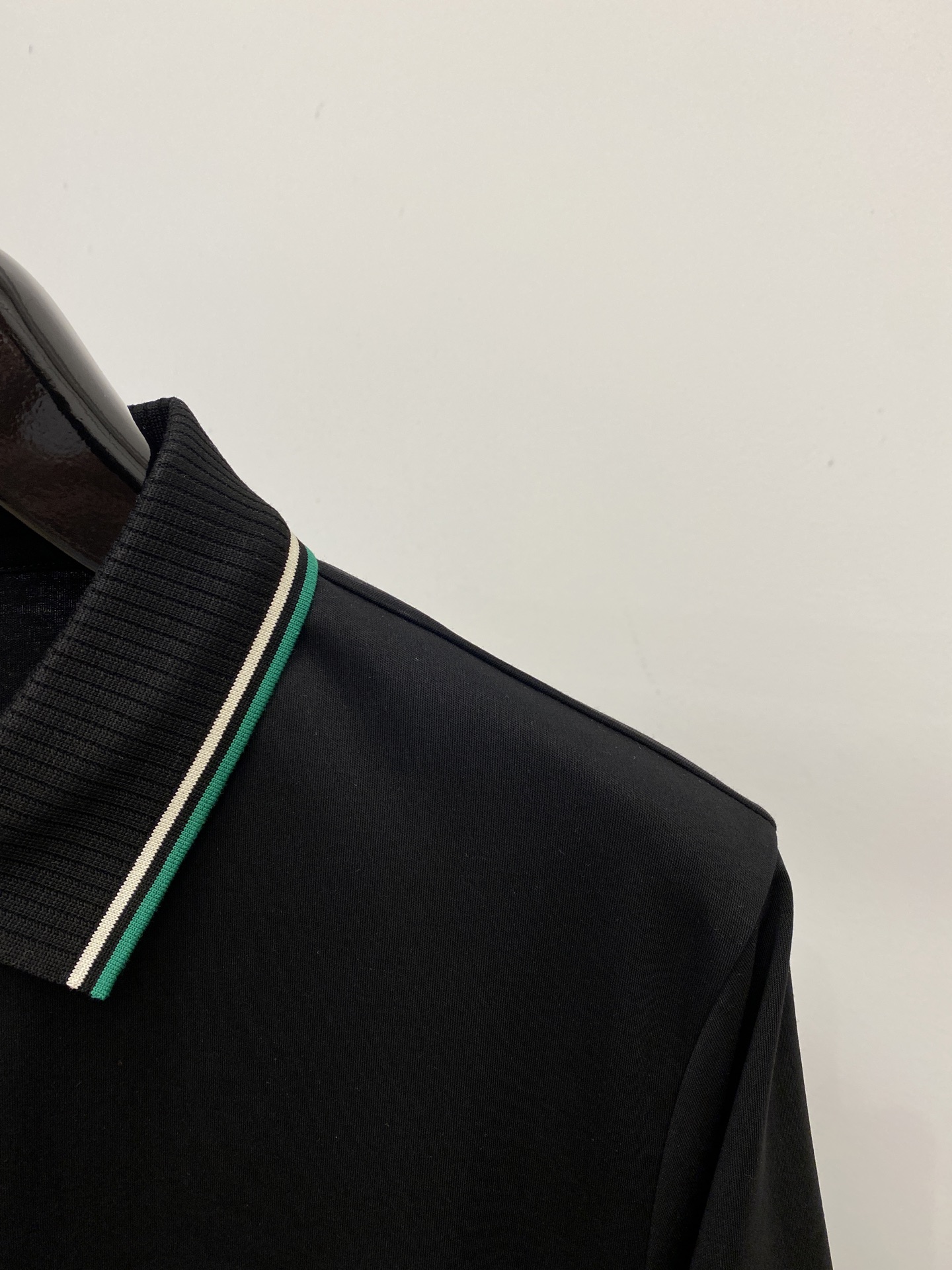 Kiton、2026新品短袖T恤，帅气时尚，胸前精致刺绣字母logo，简约百搭款。面料棉 不仅挺括，保持