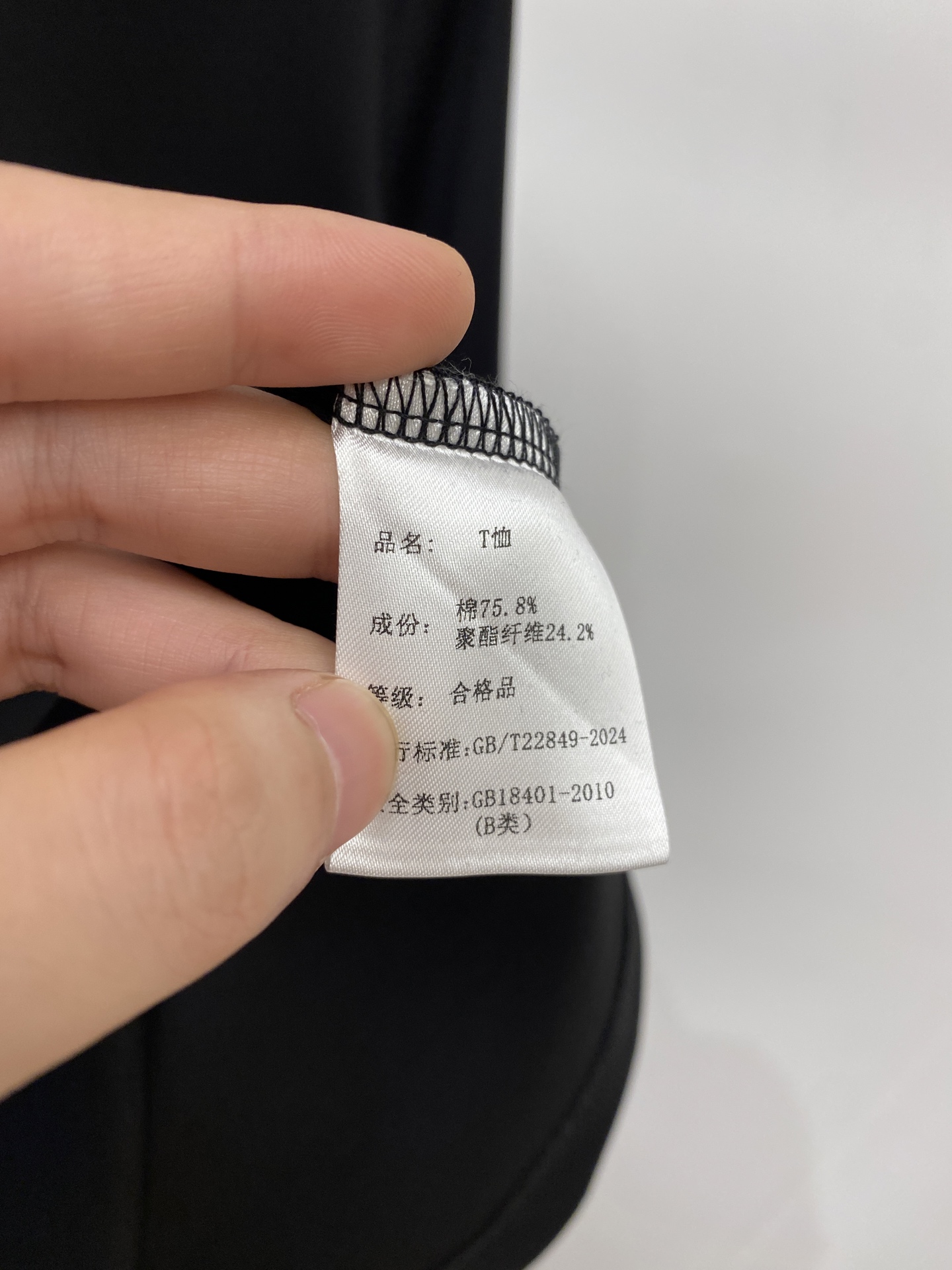 Kiton、2026新品短袖T恤，帅气时尚，胸前精致刺绣字母logo，简约百搭款。面料棉 不仅挺括，保持
