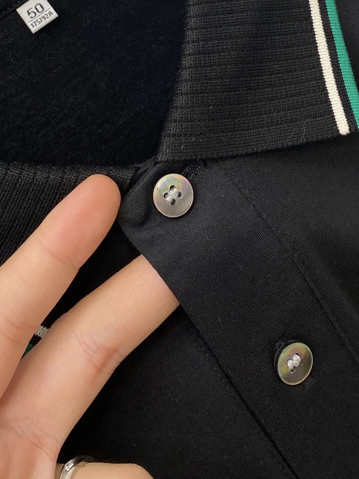 Kiton、2026新品短袖T恤，帅气时尚，胸前精致刺绣字母logo，简约百搭款。面料棉 不仅挺括，保持