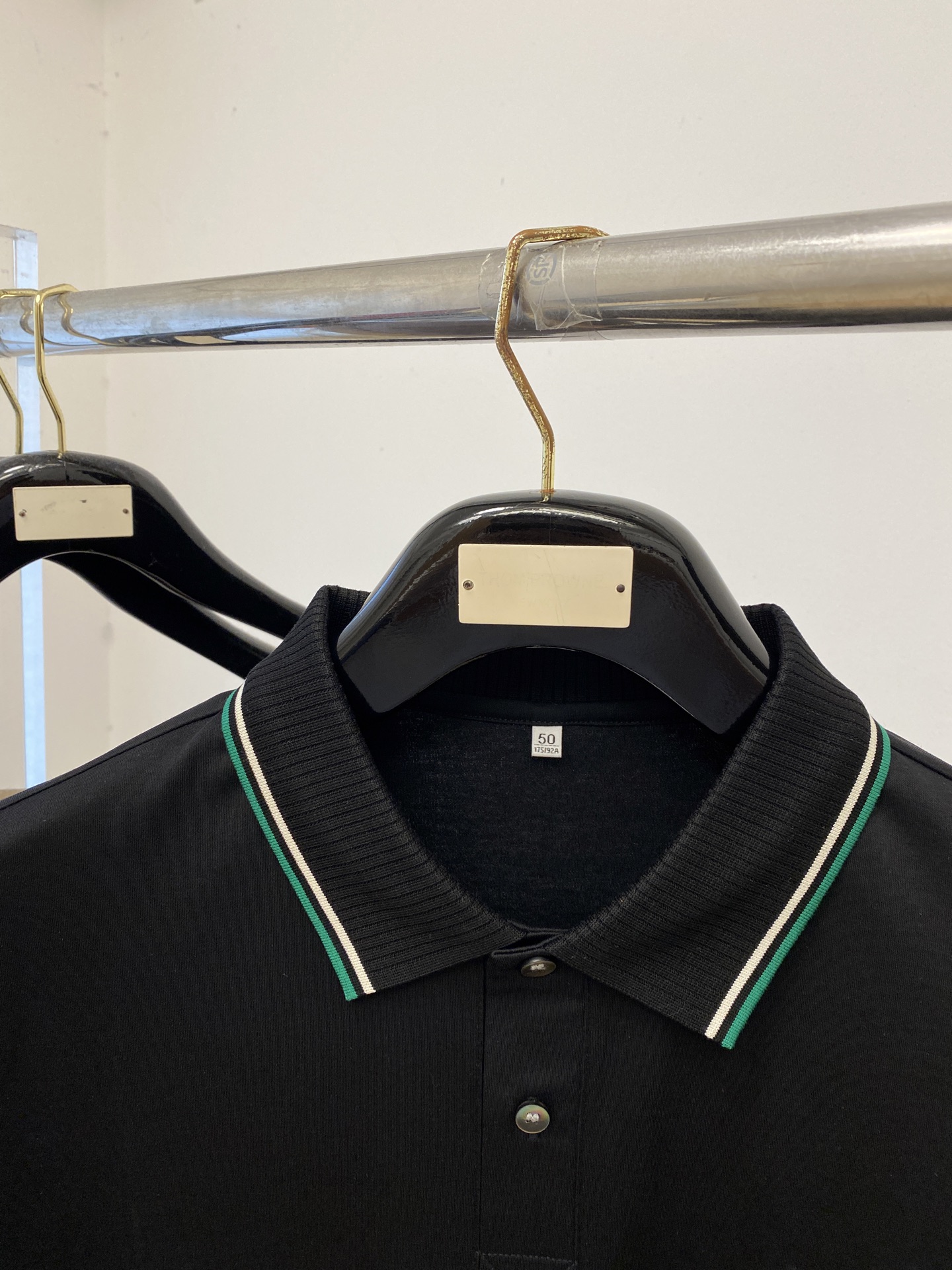 Kiton、2026新品短袖T恤，帅气时尚，胸前精致刺绣字母logo，简约百搭款。面料棉 不仅挺括，保持