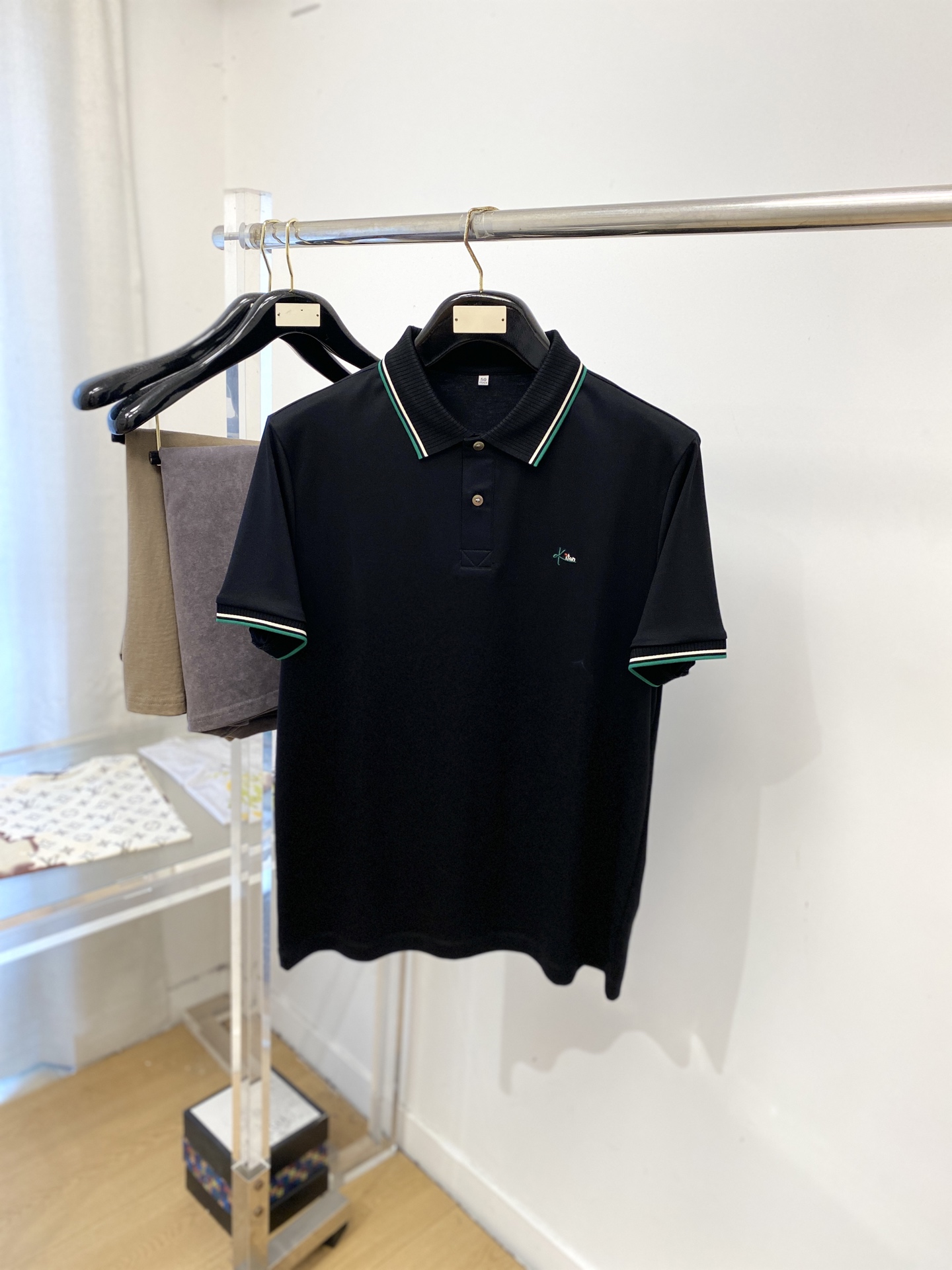 Kiton、2026新品短袖T恤，帅气时尚，胸前精致刺绣字母logo，简约百搭款。面料棉 不仅挺括，保持