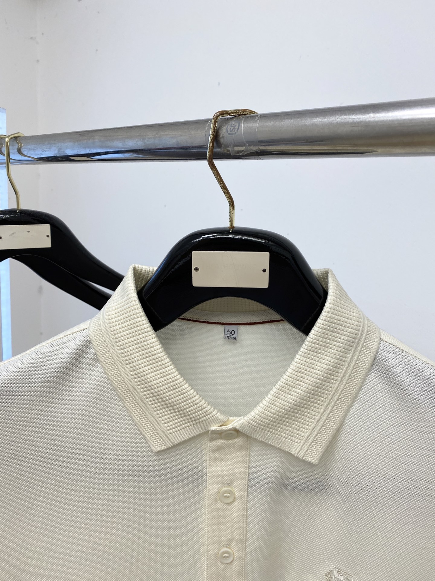 Loro Piana、2026新品短袖T恤，帅气时尚，胸前设计凹凸刺绣图案字母logo，简约百搭款。面料