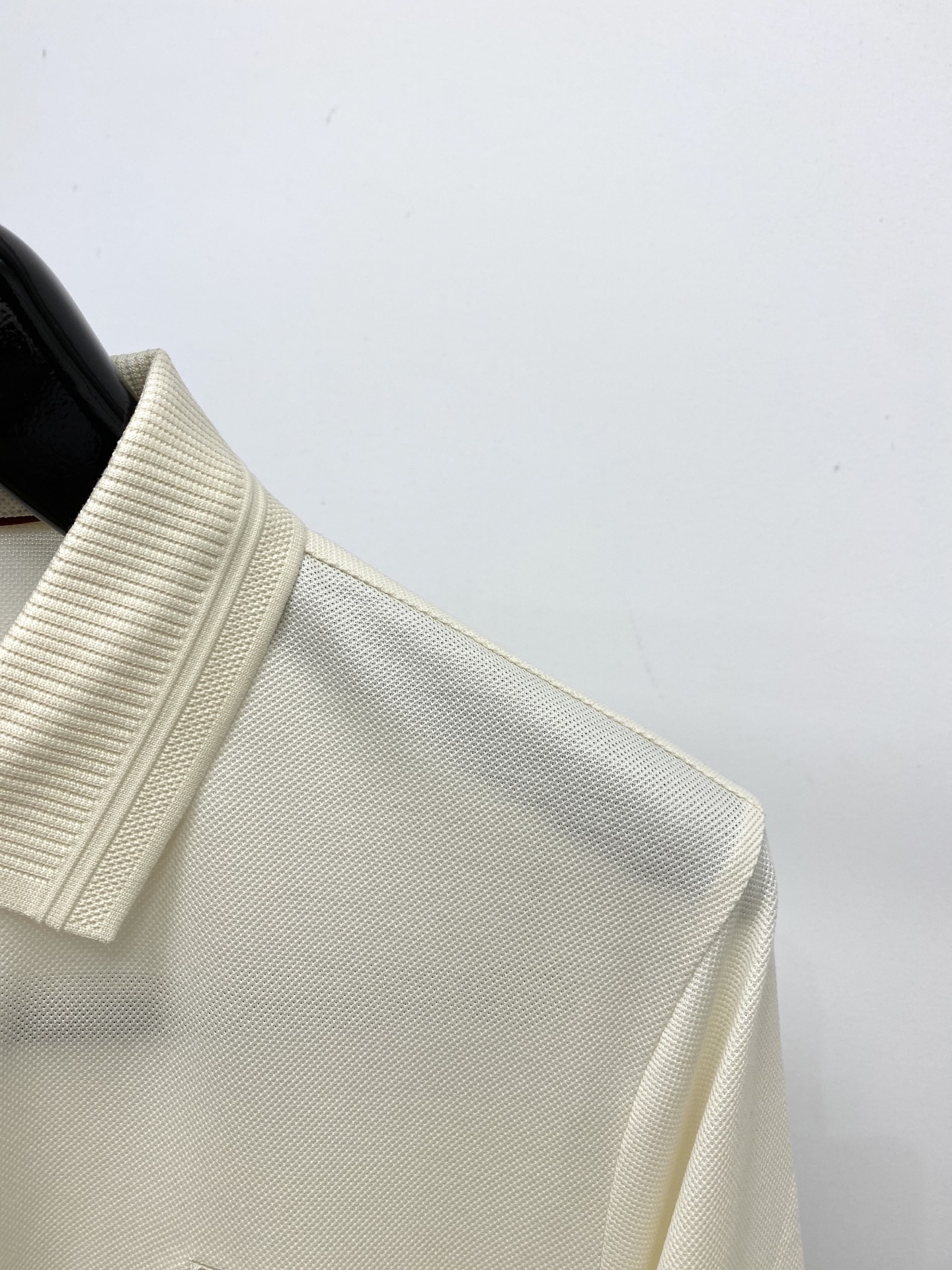 Loro Piana、2026新品短袖T恤，帅气时尚，胸前设计凹凸刺绣图案字母logo，简约百搭款。面料