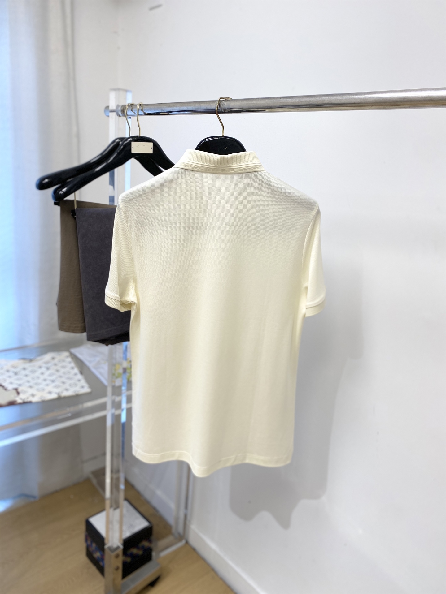 Loro Piana、2026新品短袖T恤，帅气时尚，胸前设计凹凸刺绣图案字母logo，简约百搭款。面料