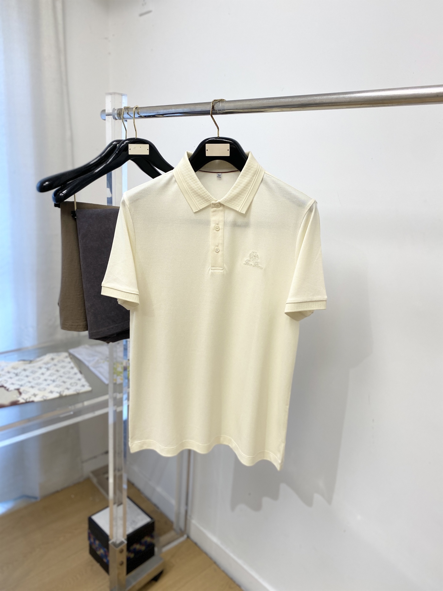 Loro Piana、2026新品短袖T恤，帅气时尚，胸前设计凹凸刺绣图案字母logo，简约百搭款。面料