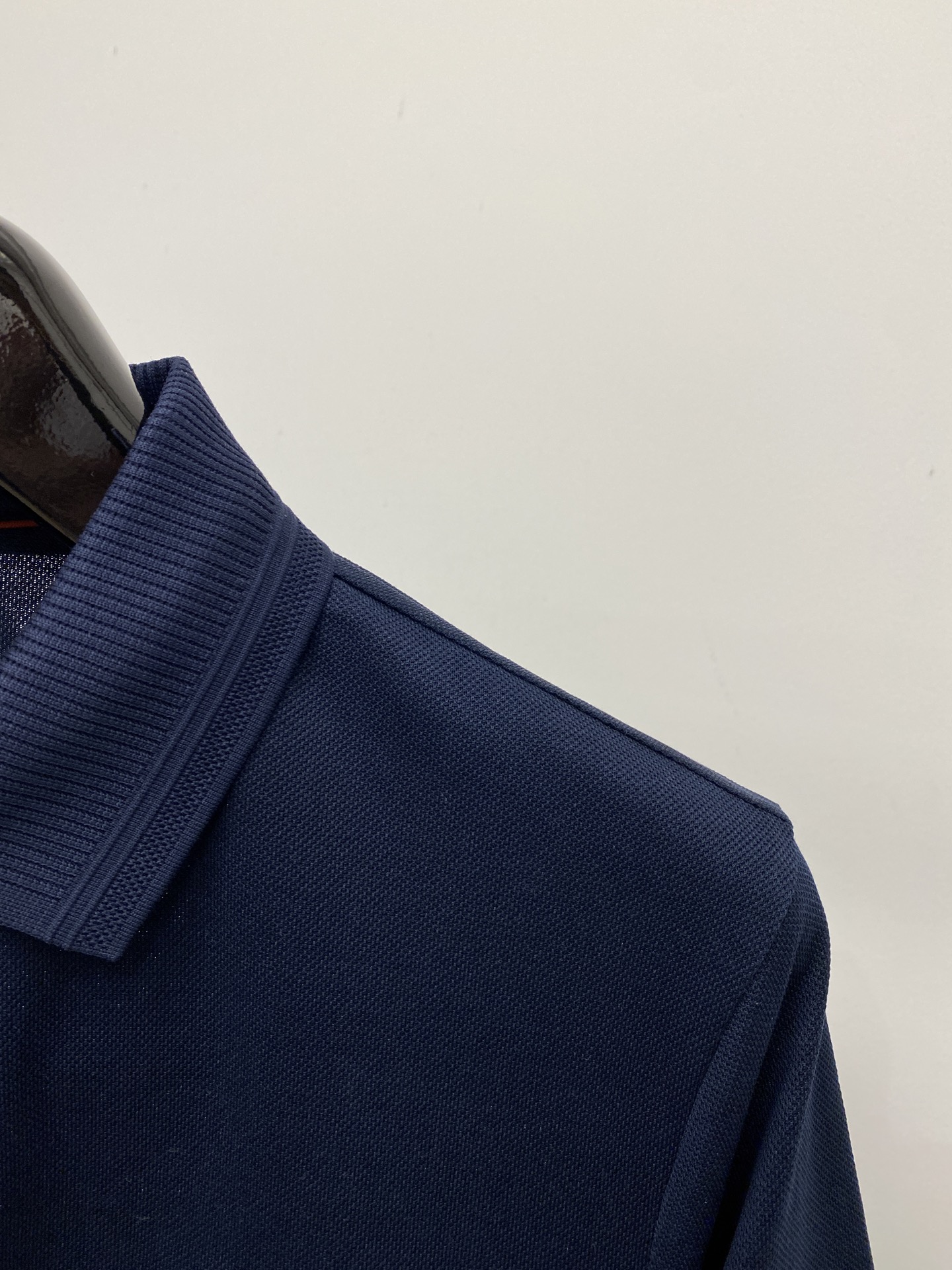 Loro Piana、2026新品短袖T恤，帅气时尚，胸前设计凹凸刺绣图案字母logo，简约百搭款。面料