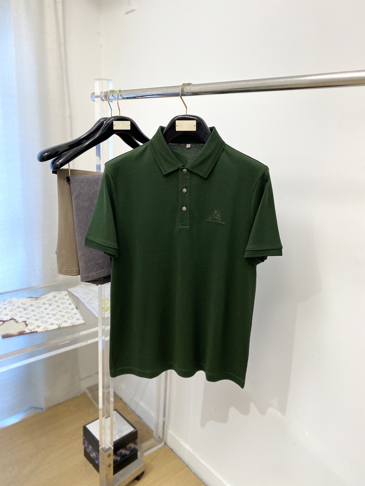 Loro Piana、2026新品短袖T恤，帅气时尚，胸前设计凹凸刺绣图案字母logo，简约百搭款。面料