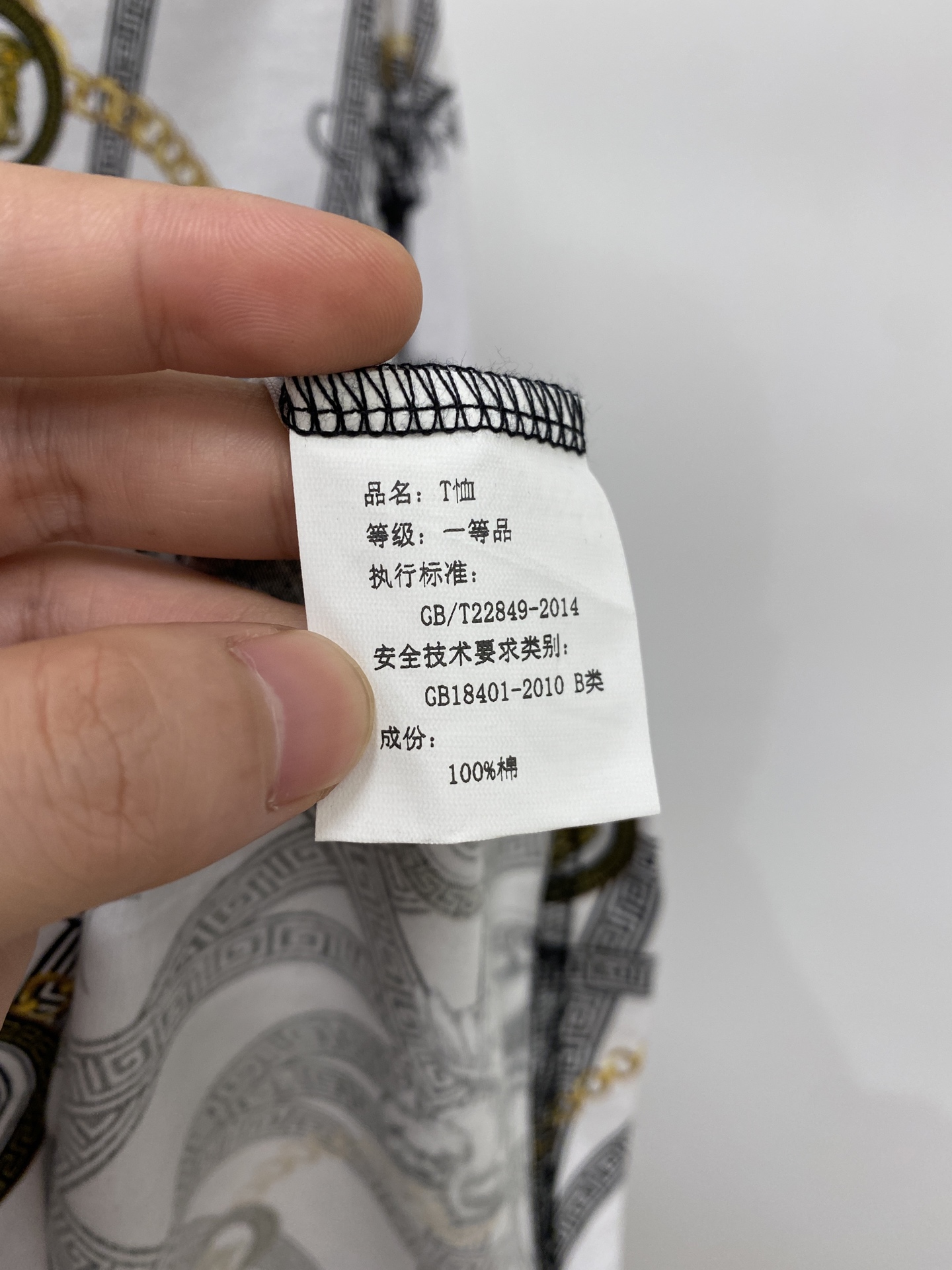 范思哲、2026新品短袖T恤，帅气时尚，顶级数码定位印花图案logo，简约百搭款。面料棉 不仅挺括，保持
