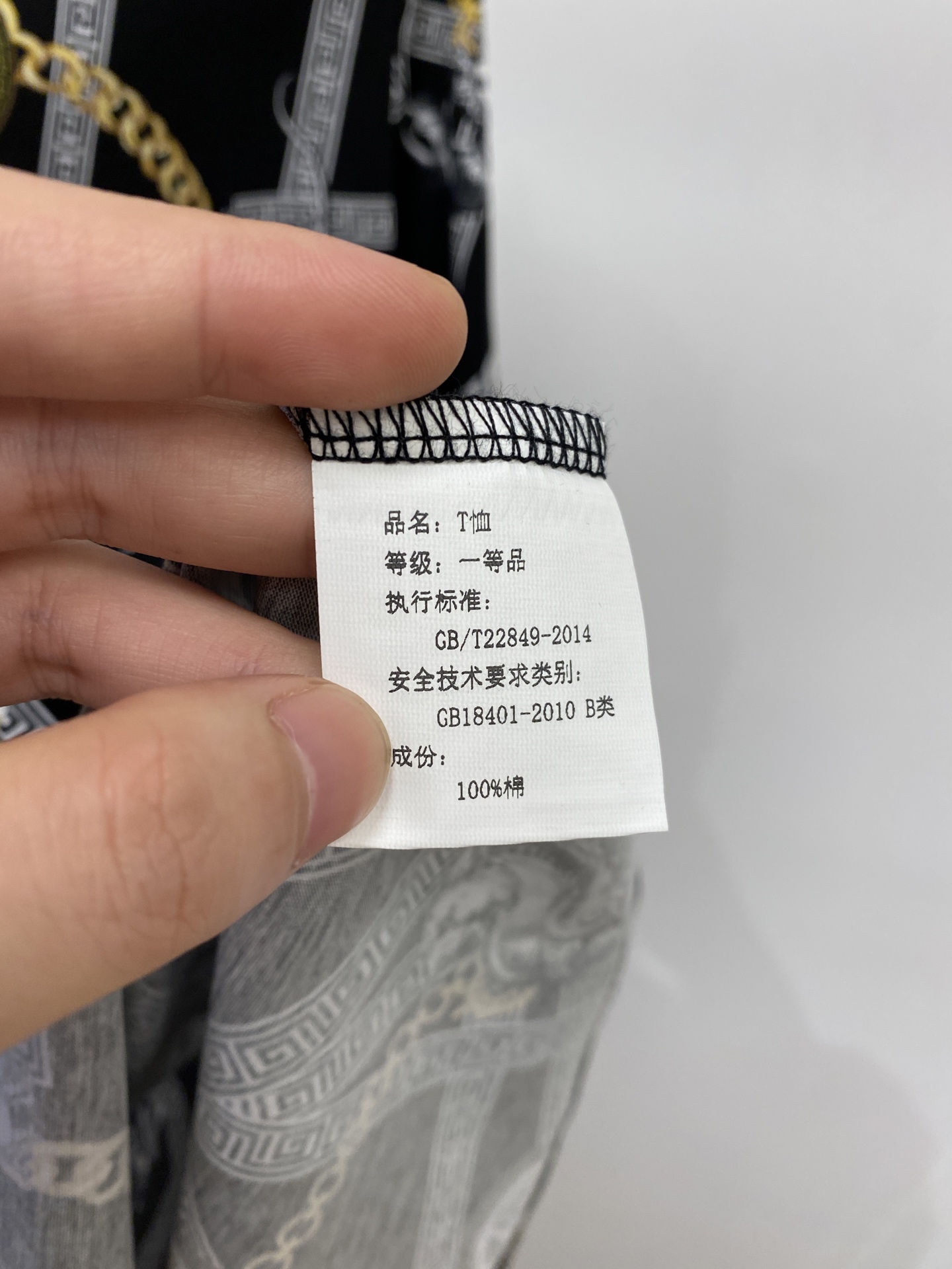 范思哲、2026新品短袖T恤，帅气时尚，顶级数码定位印花图案logo，简约百搭款。面料棉 不仅挺括，保持