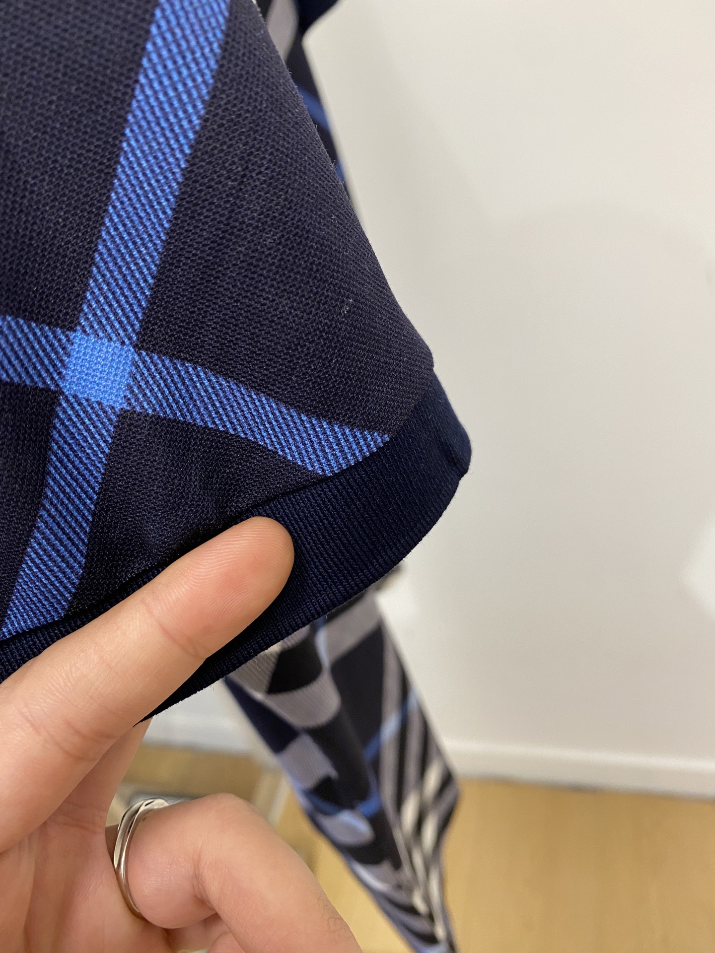 巴宝莉、2026新品短袖T恤，帅气时尚，原版五金辅料logo，简约百搭款。面料棉 不仅挺括，保持潮流的廓