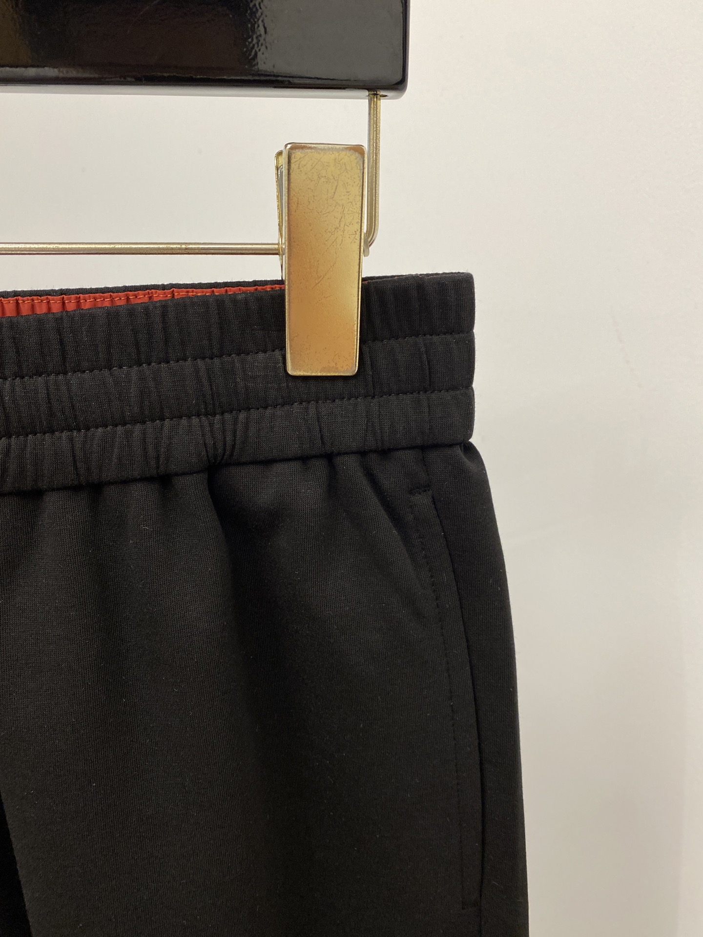 Brunello Cucinelli、2026爆款休闲短裤 高弹显瘦必爆简约百搭爆款，做工精细，每一针都