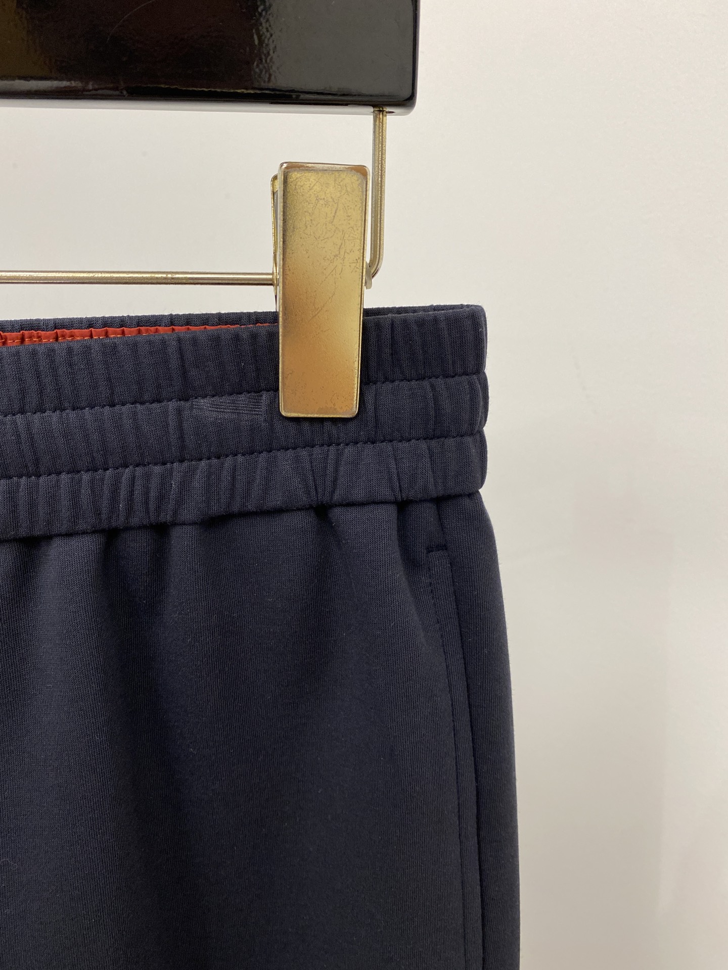 Brunello Cucinelli、2026爆款休闲短裤 高弹显瘦必爆简约百搭爆款，做工精细，每一针都