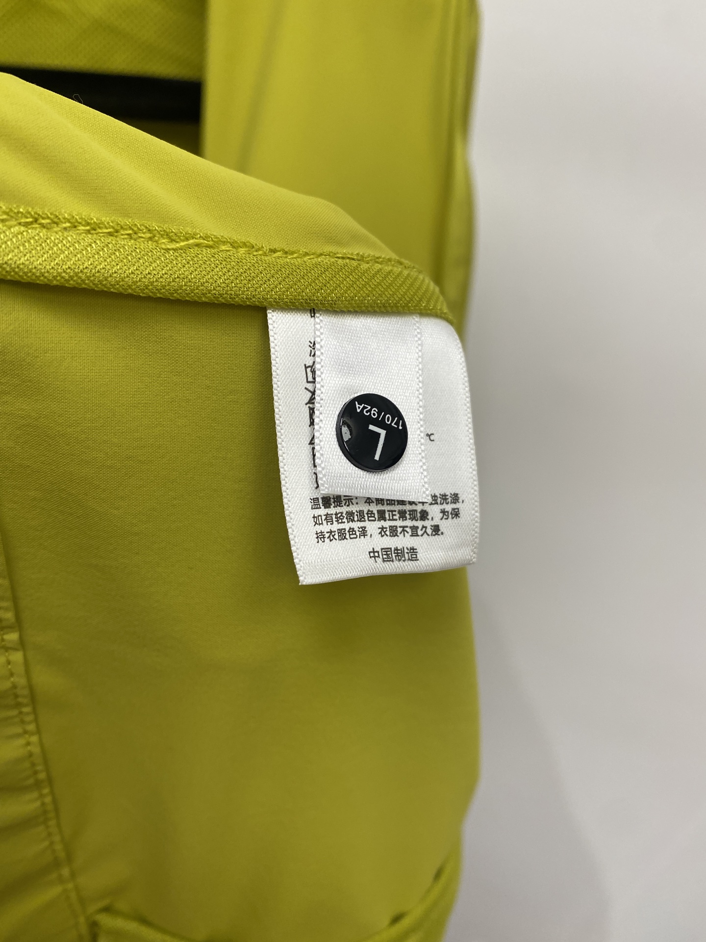 DESCENTE迪桑特、2026新品防晒衣外套，帅气时尚，肩部顶级印胶图案logo，简约百搭款。面料棉 