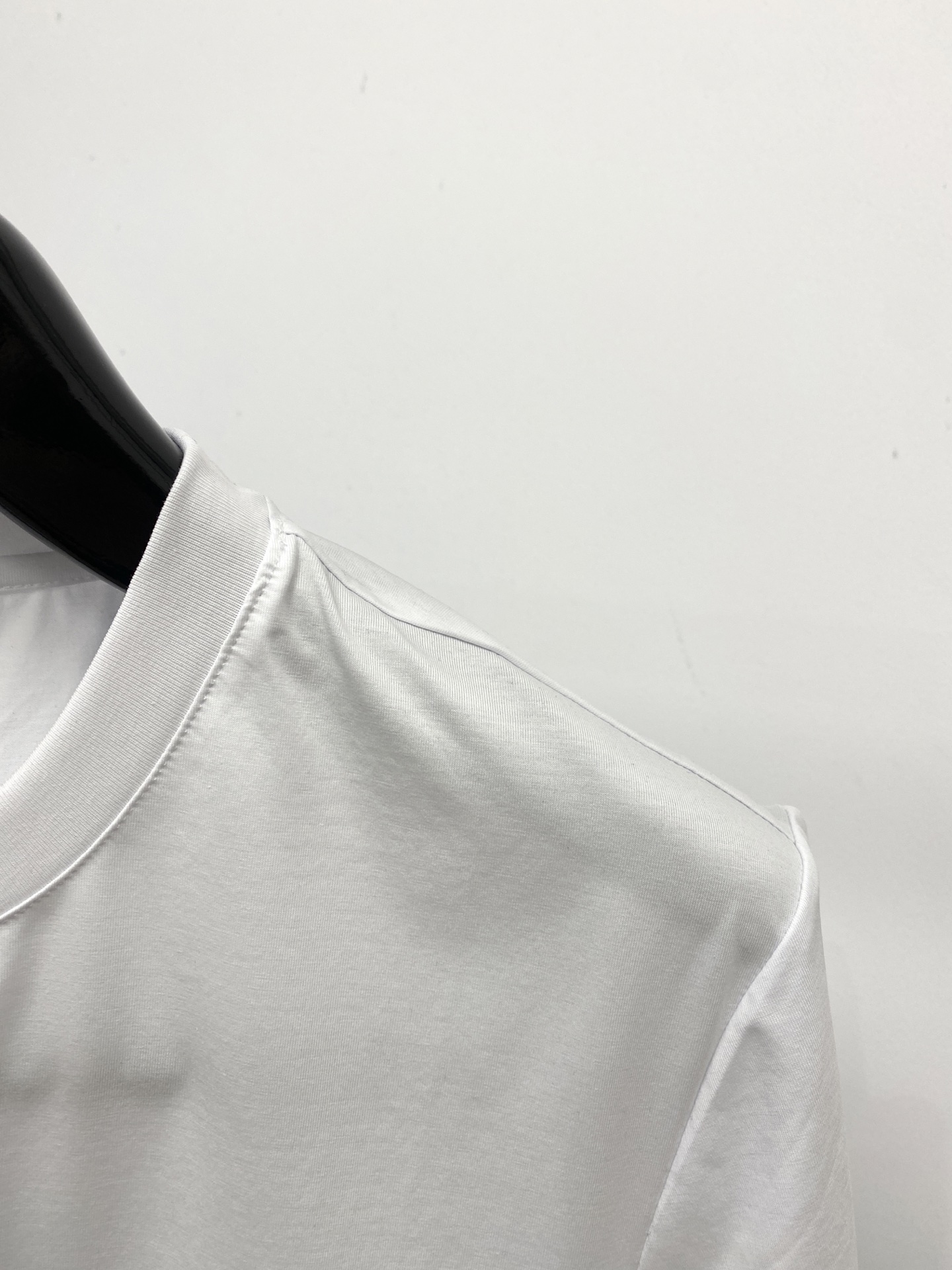 Loro Piana、2026新品短袖T恤，帅气时尚，胸前凹凸印胶字母logo，简约百搭款。面料棉 不仅